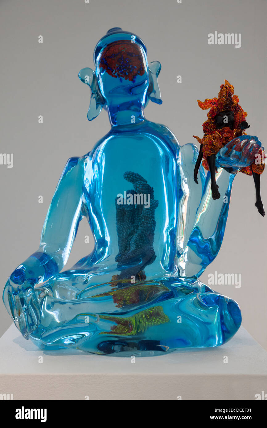 Buddha (Feuer und Wasser), eine Joyce Scotts Arbeit: mundgeblasenes Murano-Glas, mit Perlen und Faden verarbeitet. Bouddha (Feu et Eau). Stockfoto