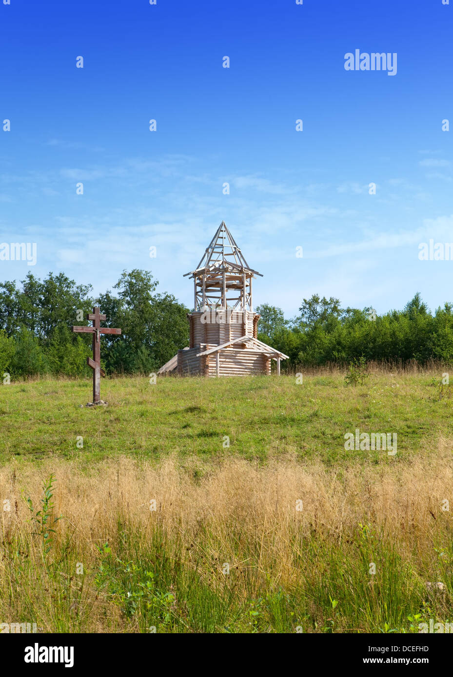 Kreuz zu Ehren der Basis der Kirche und unter Bau orthodoxe Kirche auf einem Hügel Stockfoto