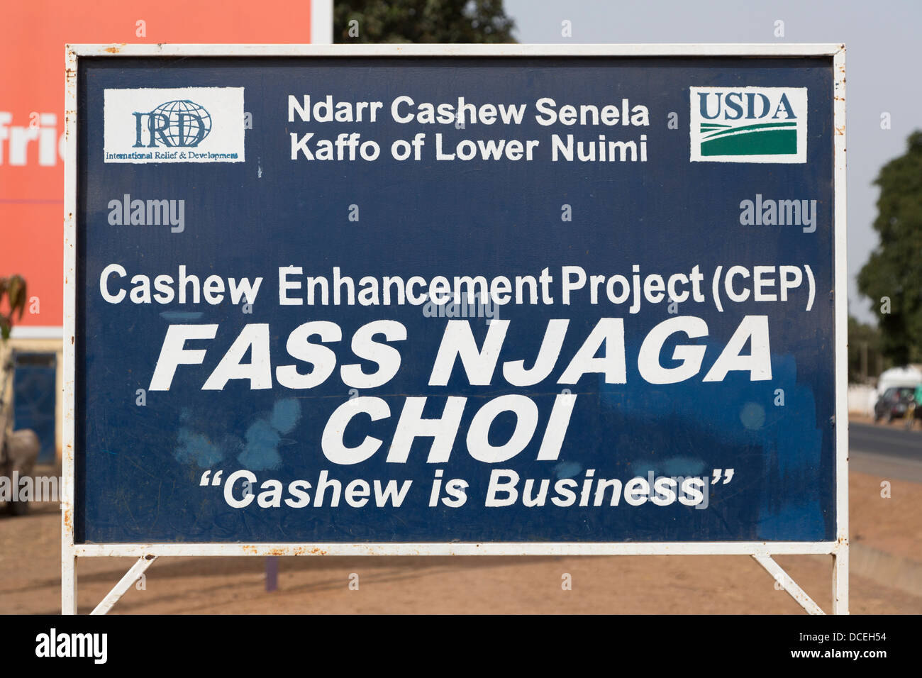 Cashew-Anmeldung, Erected vom US-Ministerium für Landwirtschaft und International Relief und Entwicklung (IRD), einer Non-Profit-NGO. Gambia. Stockfoto