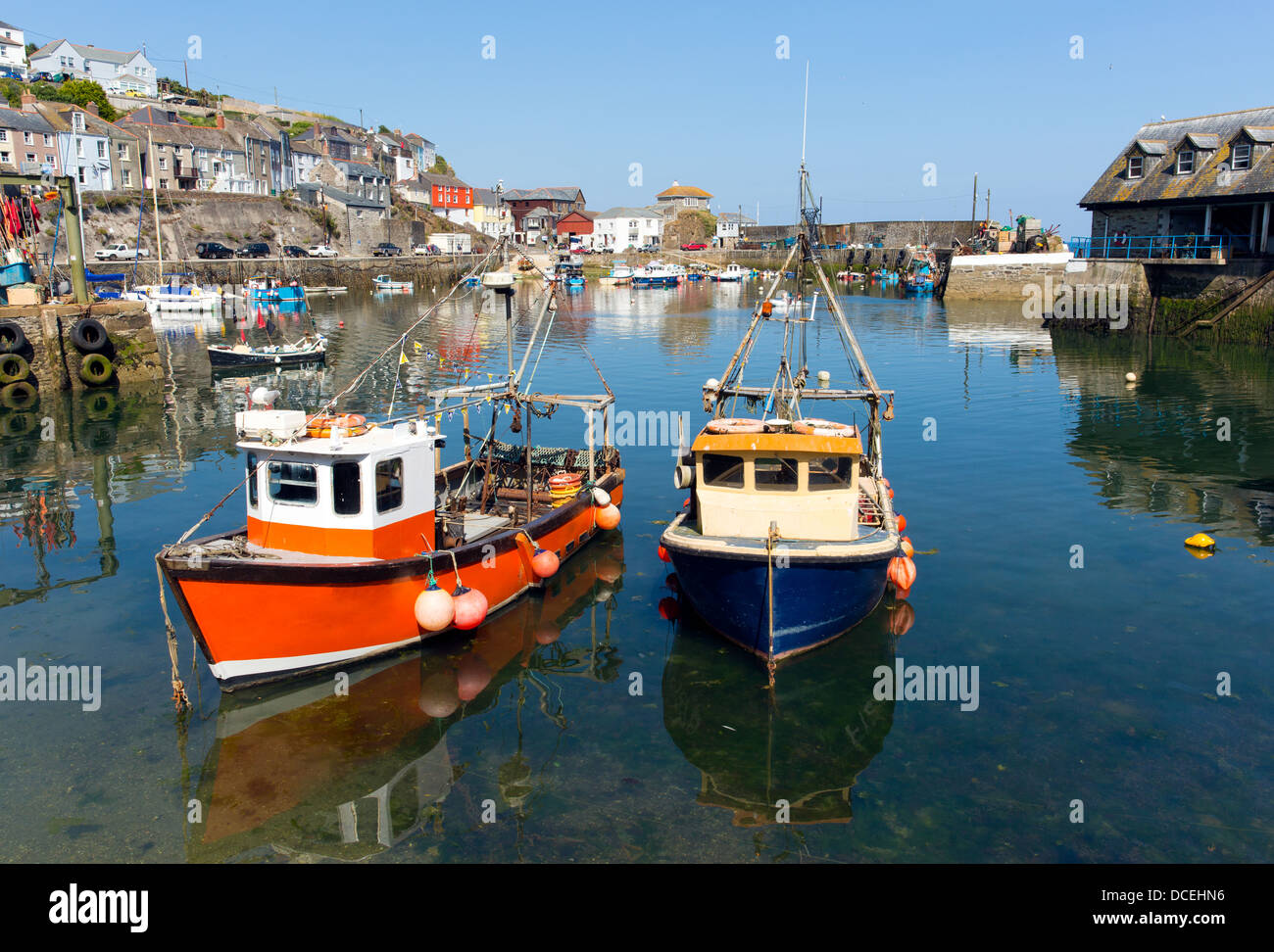Mevagissey Cornwall England Boote im Hafen von diesem schönen kornischen Fischerdorf auf einen wunderschönen blauen Himmel Sommertag Stockfoto