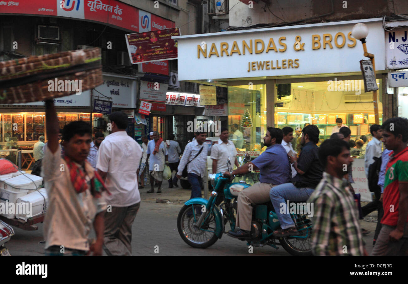 20. Dezember 2012 - Mumbai, Maharashtra, Indien - Blick auf den belebten Straßen des berühmten "Zaveri Bazaar" oder der Schmuck-Markt in Mumbai. Indien Gold Kauf am 13. August 2013 wieder die Schraube eingeschaltet; Verbot der Einfuhr von Münzen und Medaillen und die inländische Käufer Bar bezahlen, einen Tag nach dem Wandern Goldbarren Einfuhrzoll auf Rekord 10 Prozent. Die Regierung versucht, die anscheinend unersättlichen Goldnachfrage von Indianern einzudämmen, die seine Leistungsbilanzdefizit in 2012/13 zu einem Datensatz gesendet, aber obwohl Kauf im Juni verlangsamt es wieder belebt im Juli, Auslösung der neuesten fesseln. (Kredit-Bild: © Subhash S Stockfoto