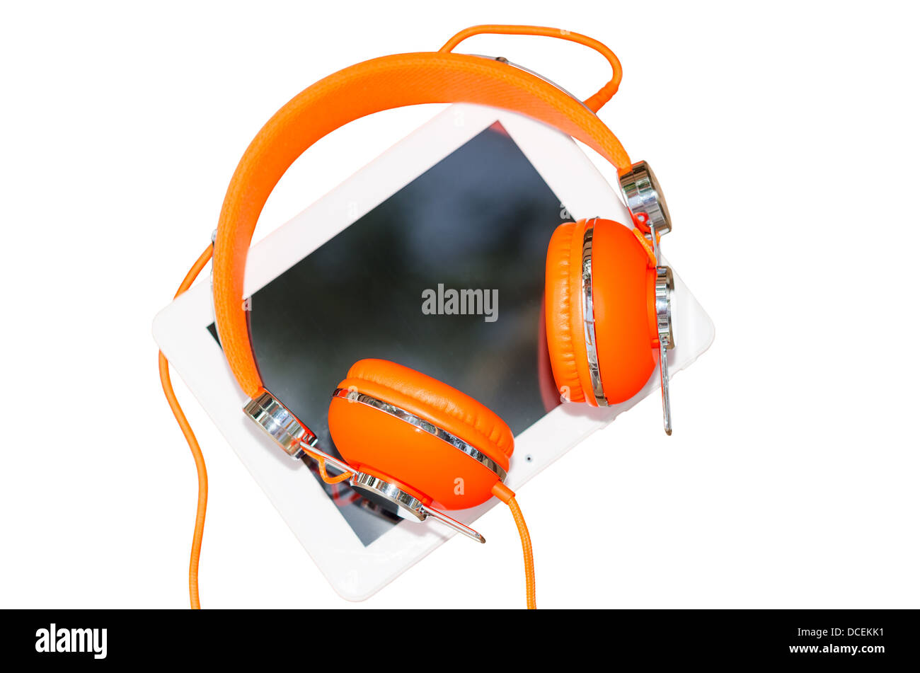 Weiße Tablette PC und orange Kopfhörer isoliert auf weiss Stockfoto