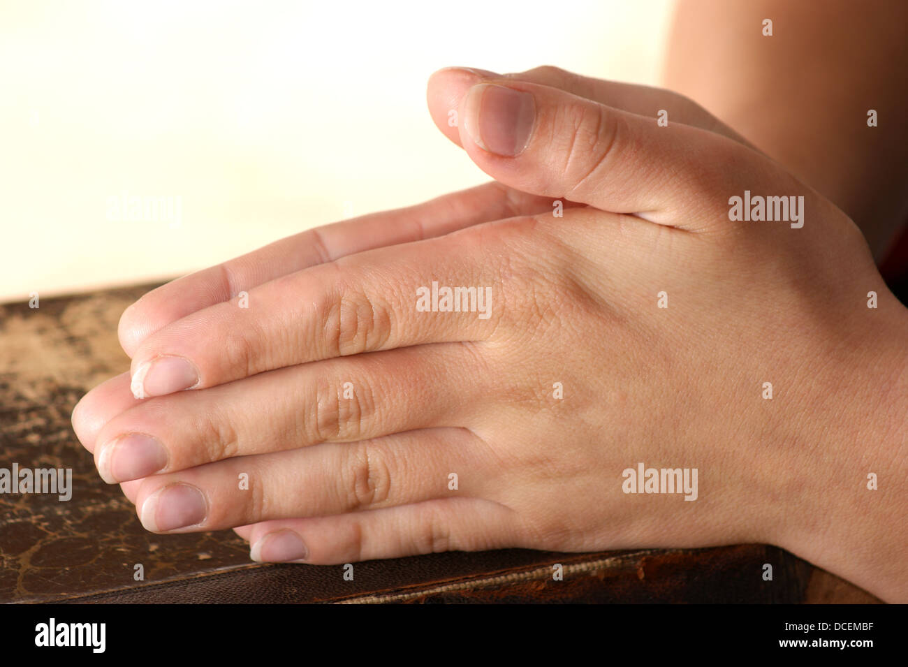 eine junge Frau ist in der Stille beten. Stockfoto