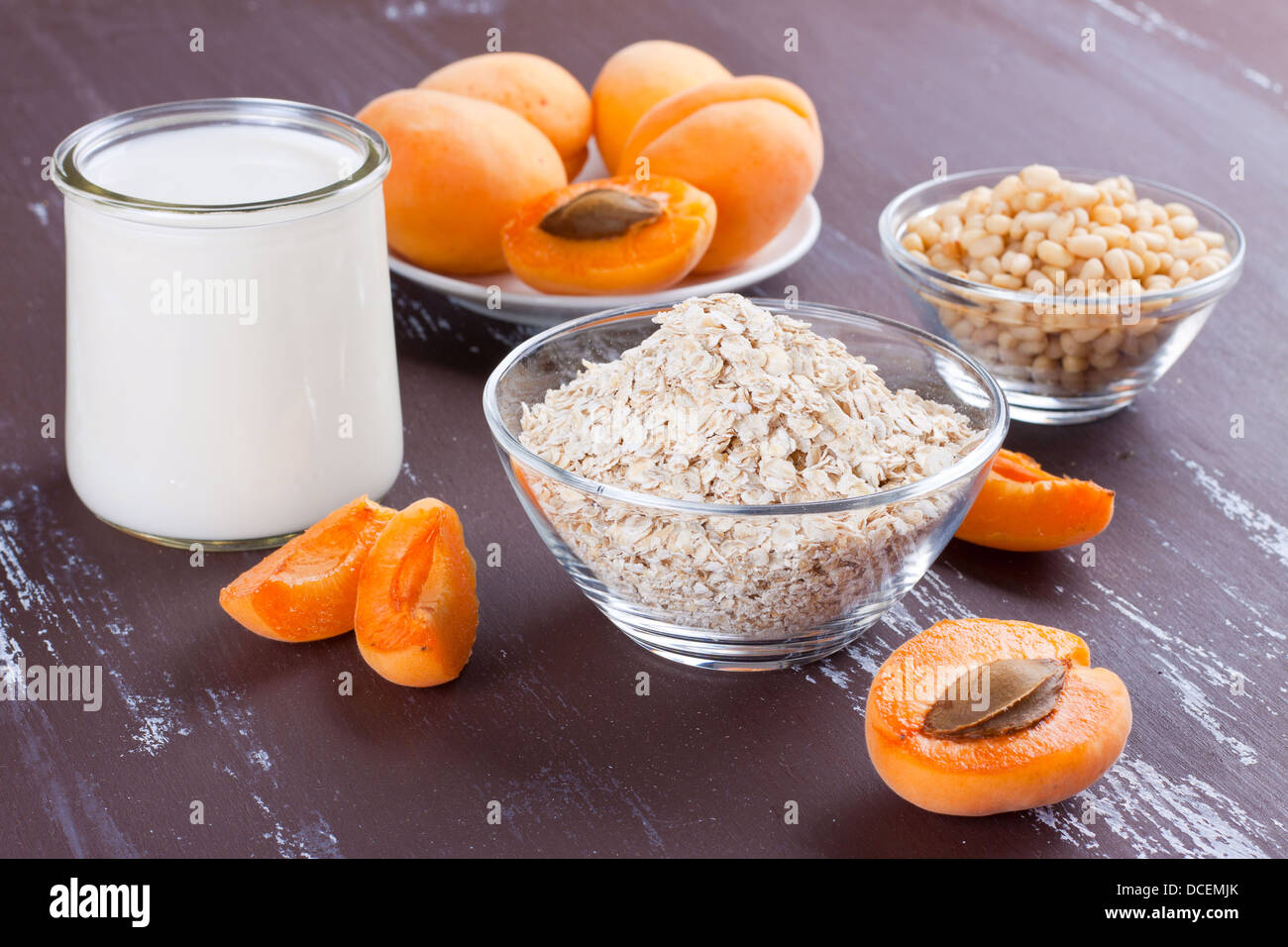 Zutaten für gesundes Frühstück mit Müsli, Milch und Aprikosen Stockfoto