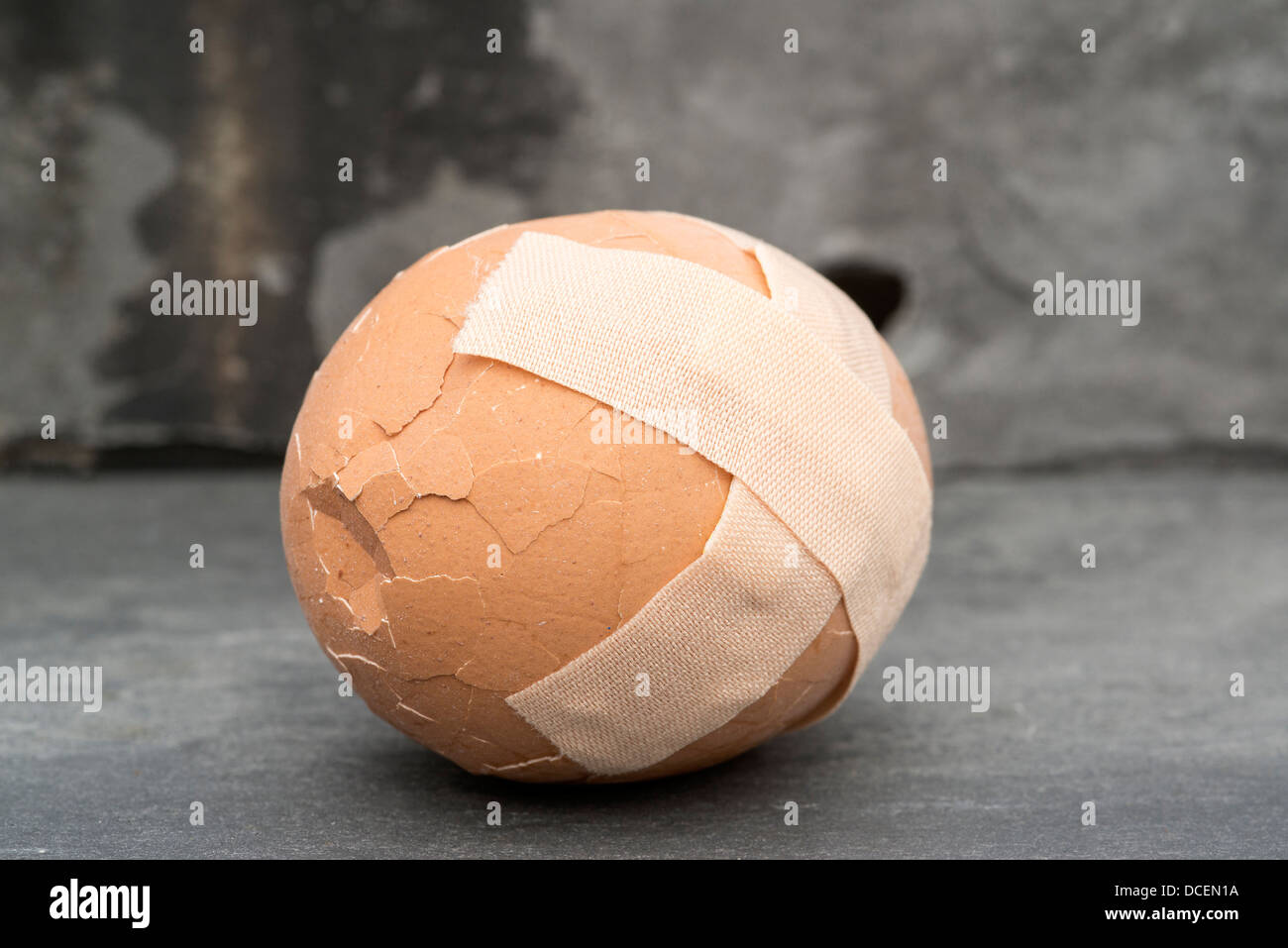 Heftpflaster auf gebrochene Ei gebrochen medizinisches Konzept Bild Stockfoto