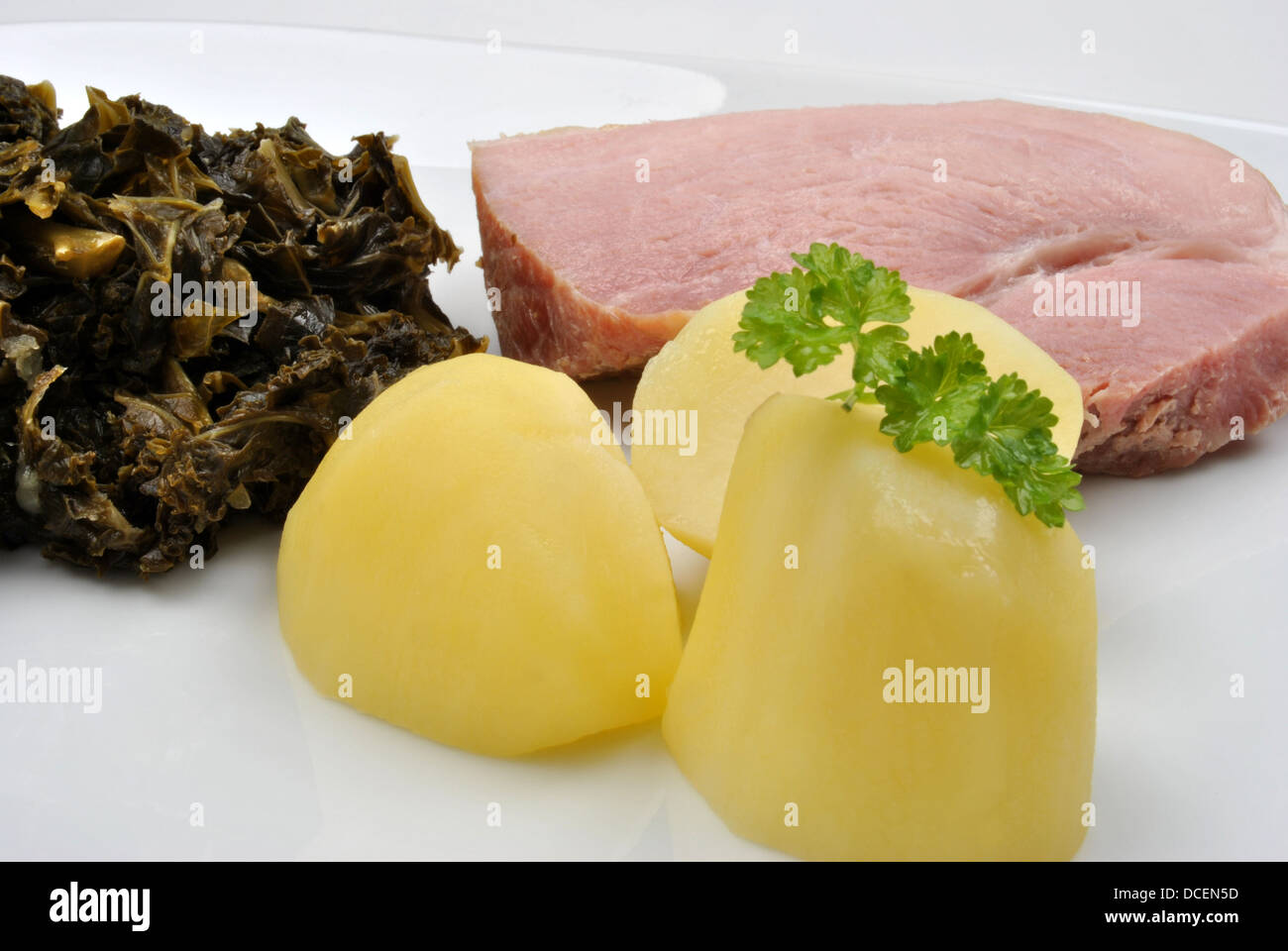 Bio Grünkohl mit gekochten Kartoffeln und Fleisch Stockfoto