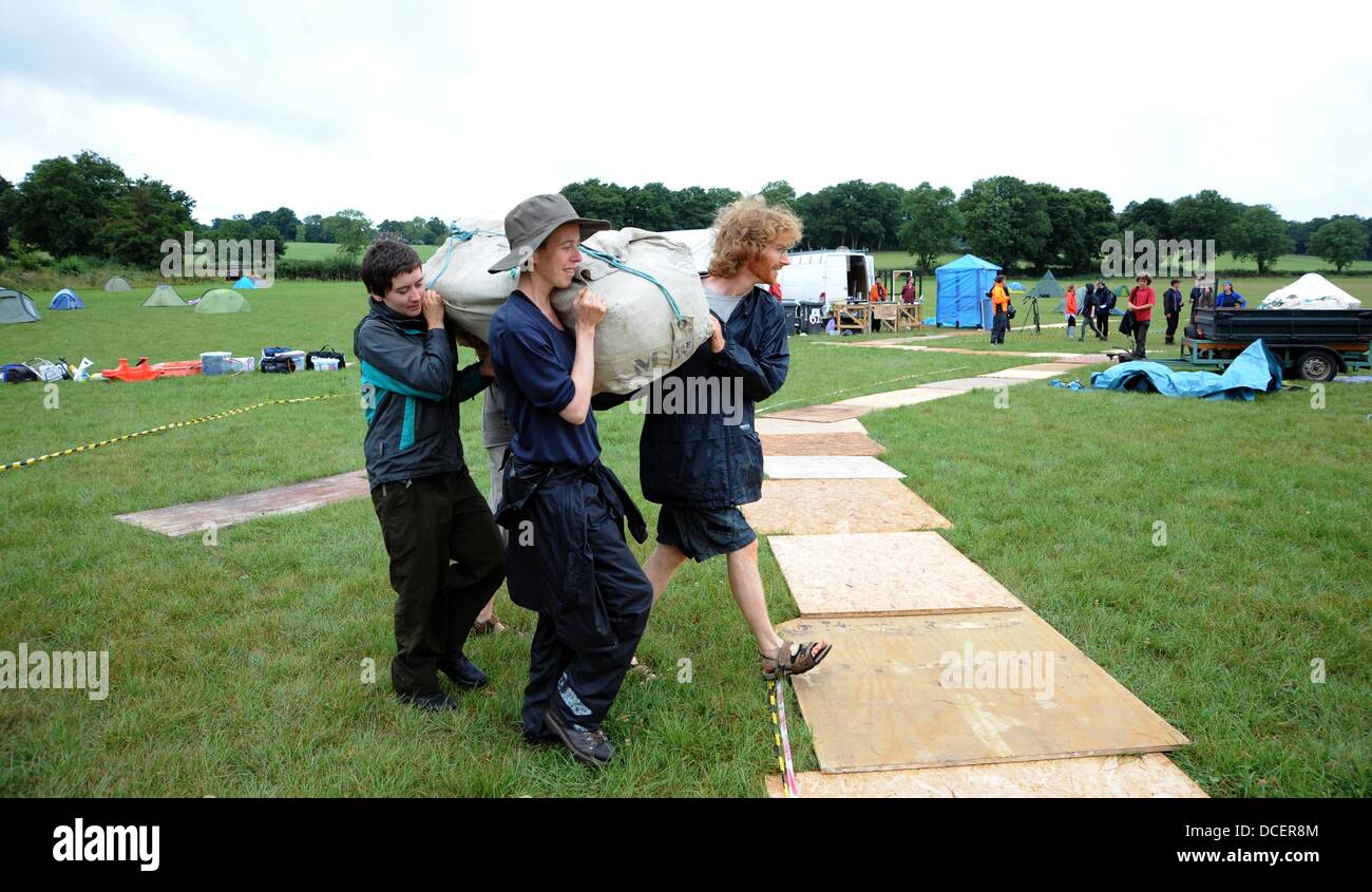 Balcombe Sussex UK 16. August 2013 - Mitglieder von No Dash für "Erdgas" Zelte als Anti-Fracking Demonstranten versammeln sich am Ortsbild Cuadrilla in West Sussex Dorf der Balcombe wo die Firma Explorationsbohrungen durchführen. Tausende von Demonstranten werden voraussichtlich den Protest über das bevorstehende Wochenende beitreten Stockfoto