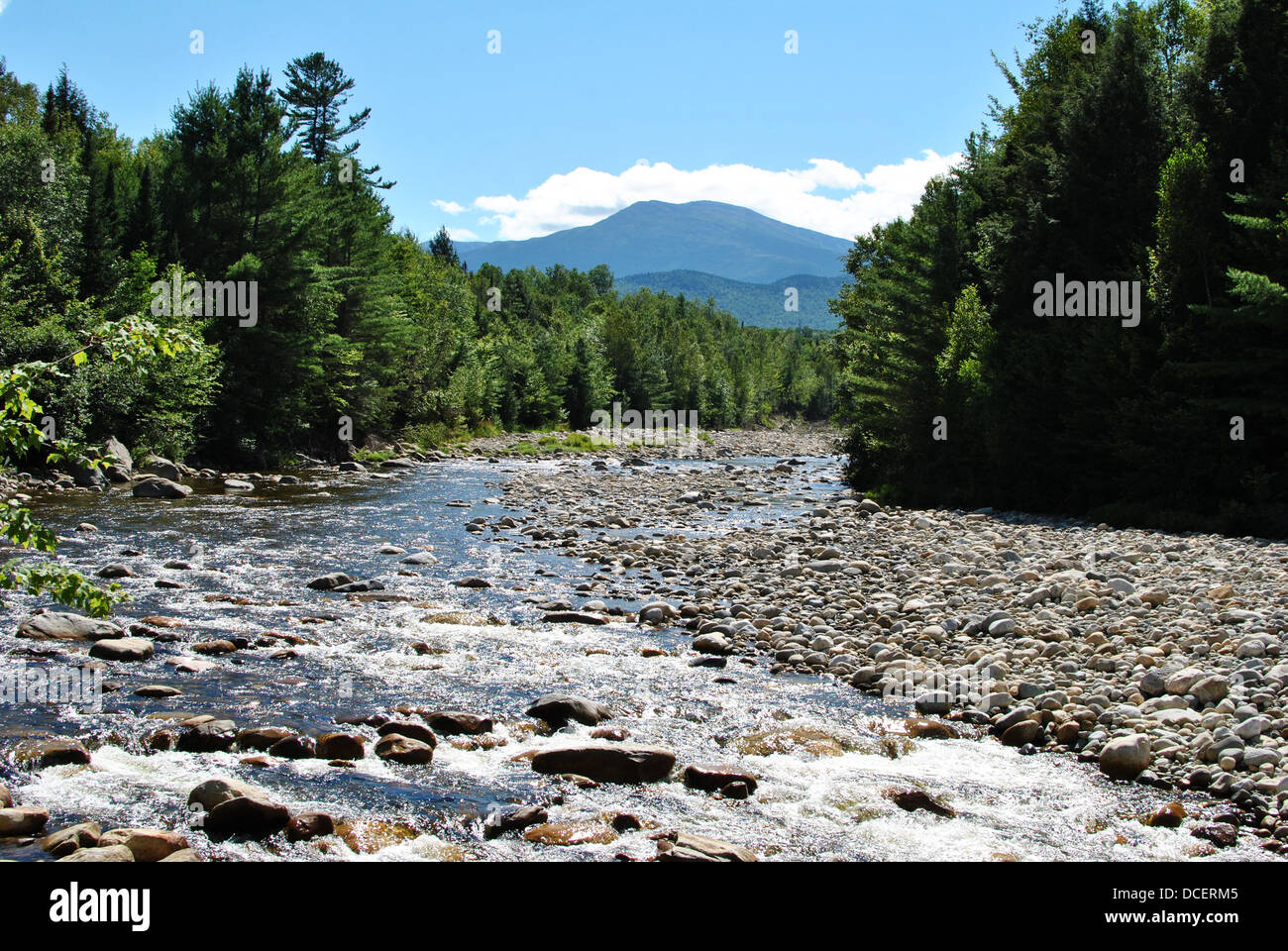 Sommer Bergblick aus dem Tal Stockfoto