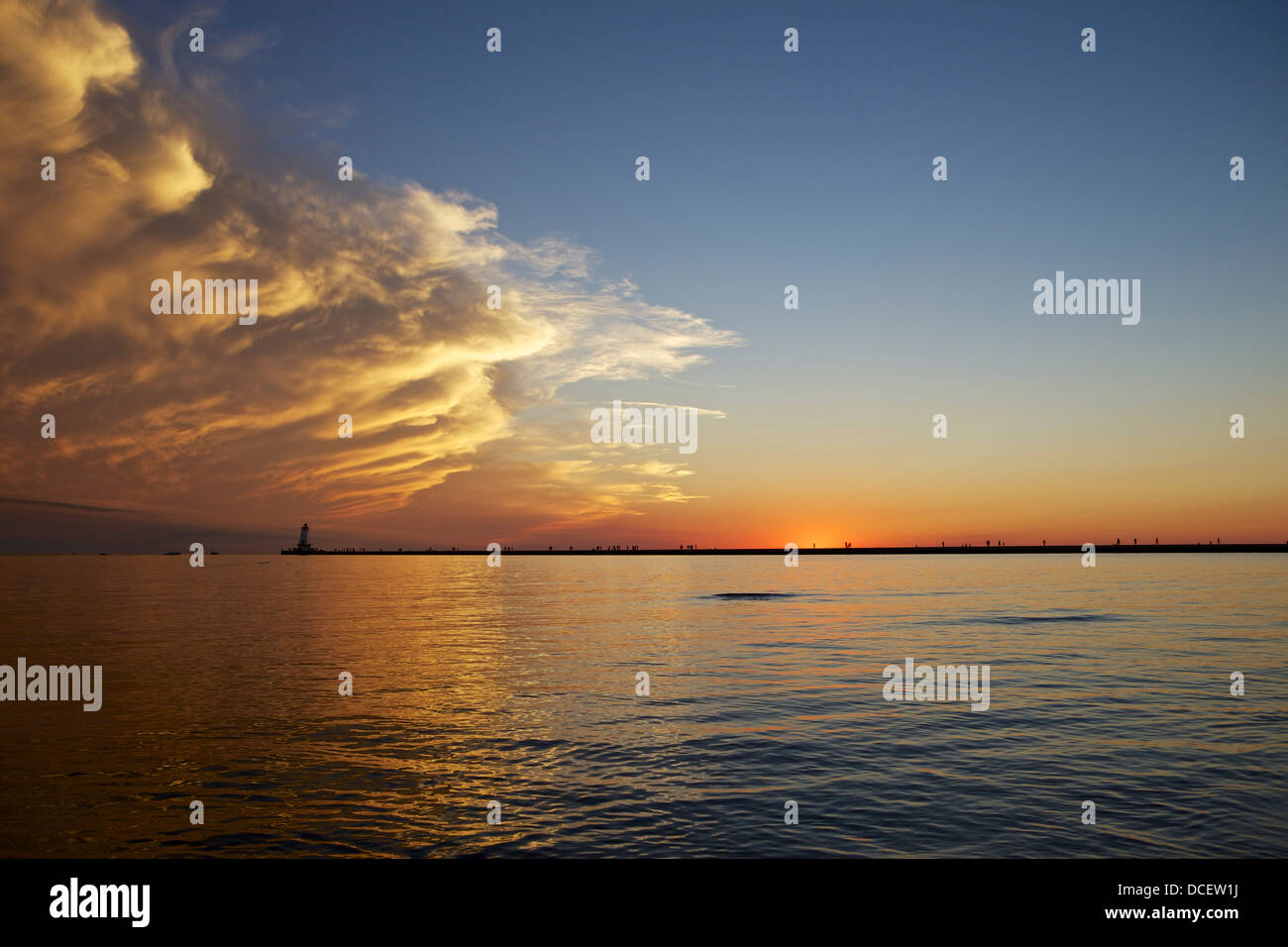 Sonnenuntergang über den Leuchtturm und Mole in Ludington, Michigan Stockfoto