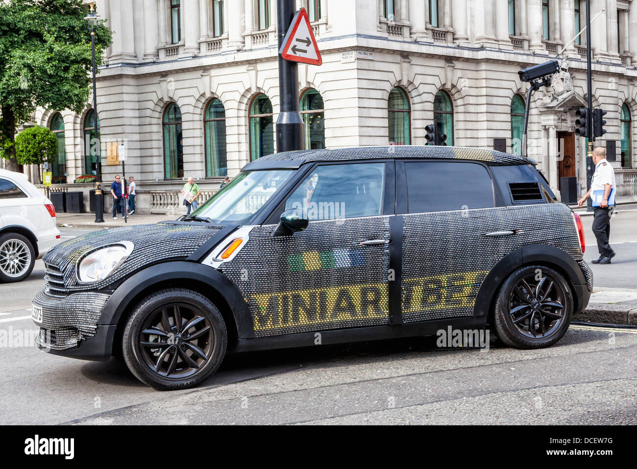 Mini Art Beat - interaktive Kunstinstallation ermöglicht es den Menschen ein Video aufnehmen und es auf eine Mini spielen, wie es um London reist Stockfoto