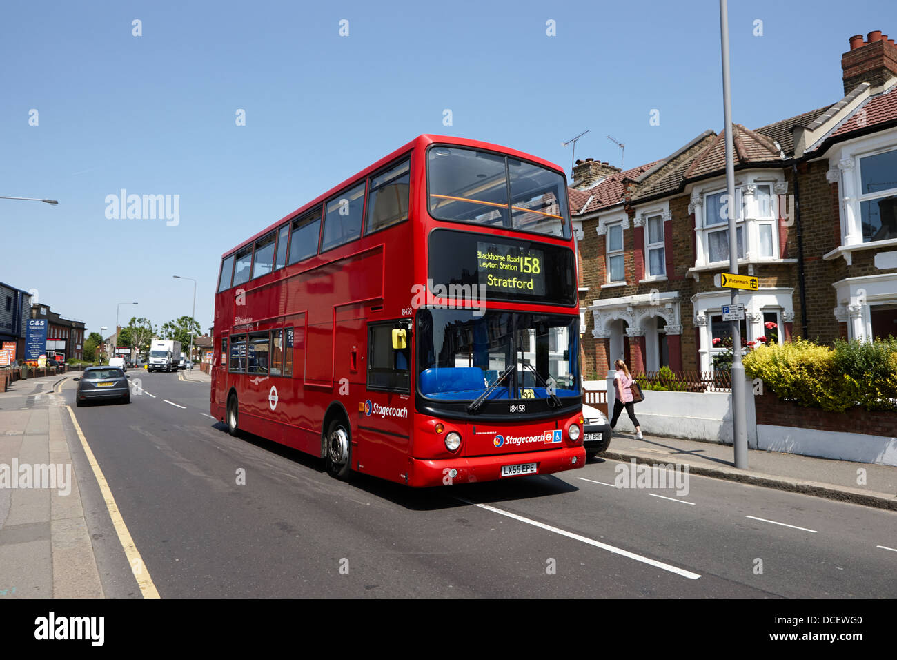 Postkutsche roten Doppeldecker-Bus in London Vororten London England UK Stockfoto