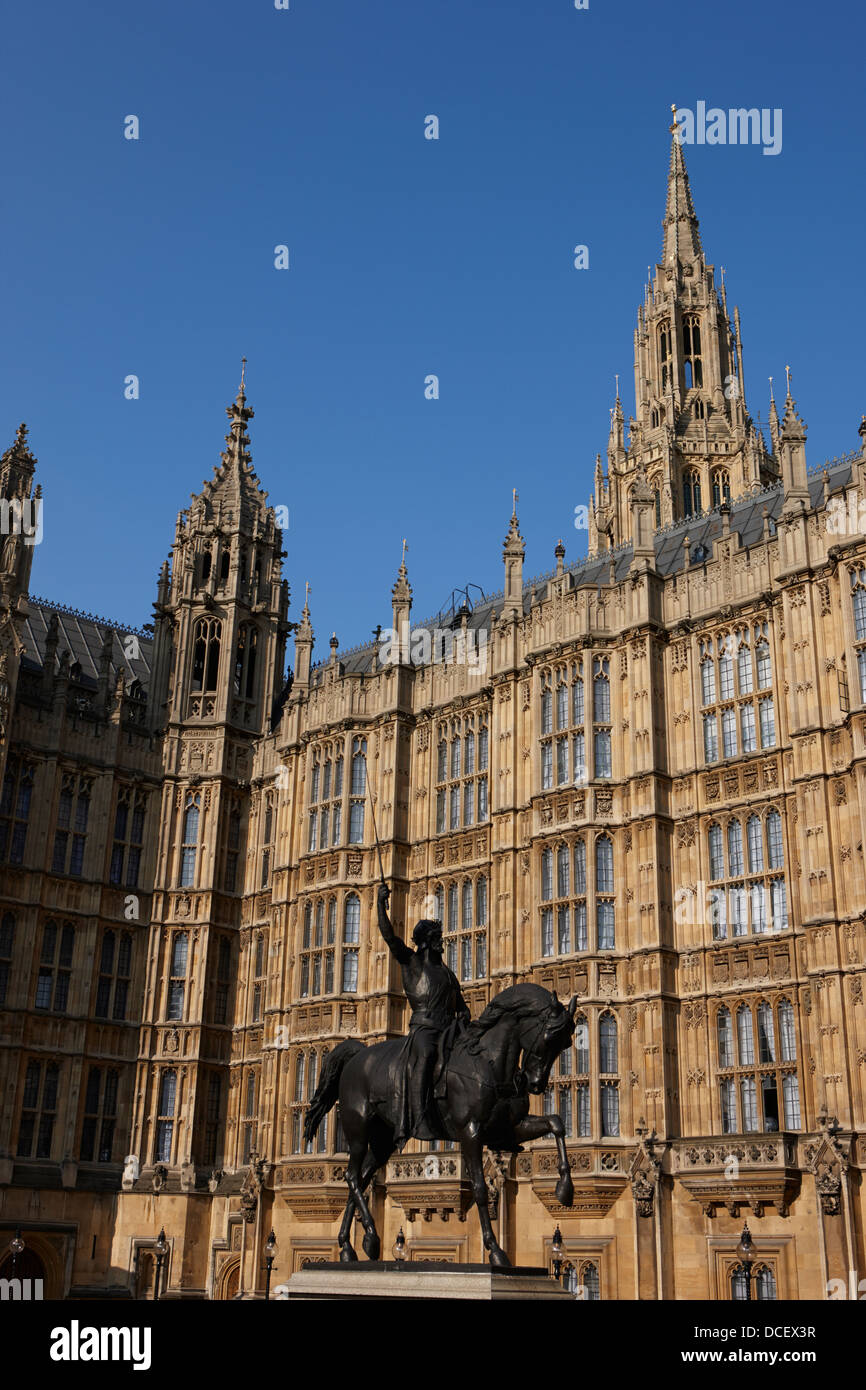 Statue von König Richard ich hoch zu Ross im alten Palast Hof Häuser des Parlaments London England UK Stockfoto