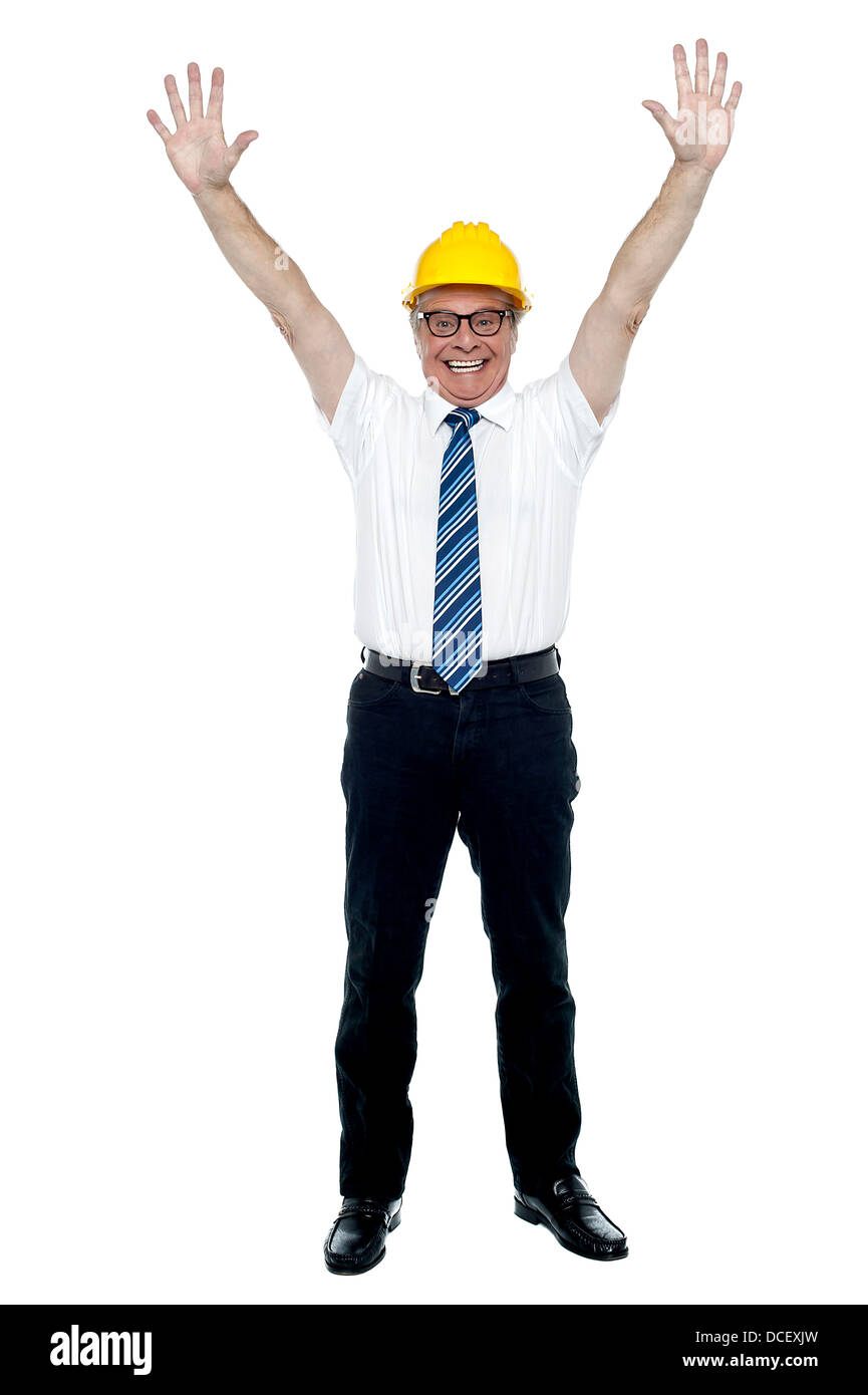 Zeitgenössische Bauingenieur feiert Erfolg durch seine Hände in die Luft werfen. Stockfoto