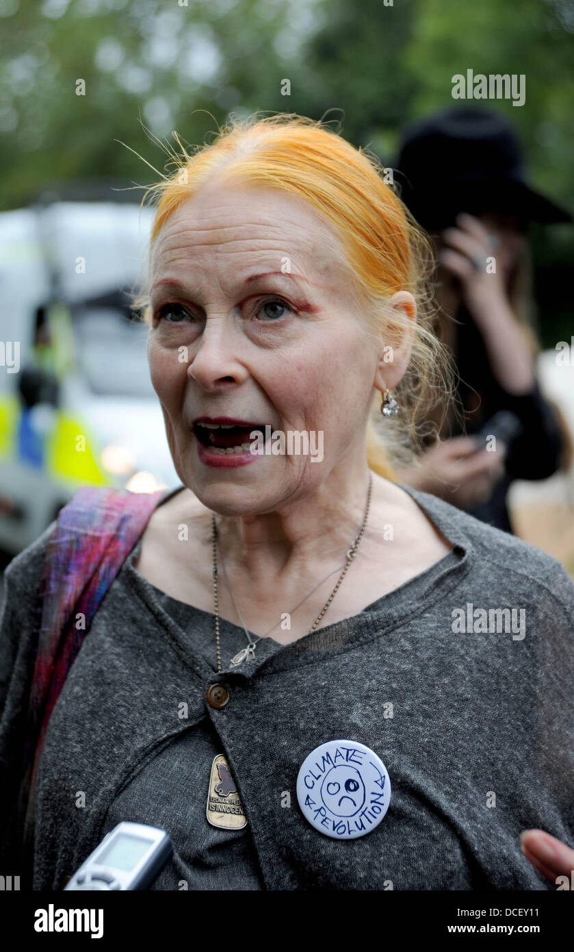 Balcombe Sussex UK 16. August 2013 - Dame Modedesignerin Vivienne Westwood tritt Anti-Fracking Demonstranten in Balcombe Stockfoto