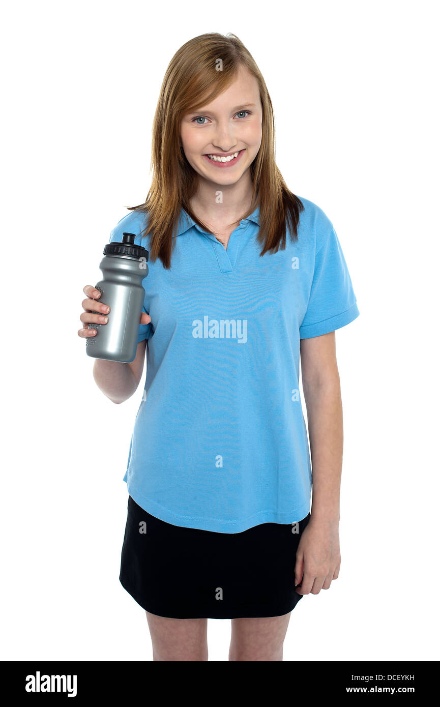 Charmante Teenager in Sportbekleidung posiert mit einer Flasche Wasser. Erfrischendes Getränk. Stockfoto