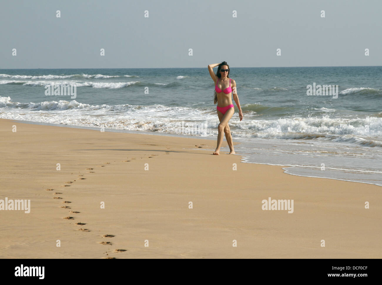 Frau zu Fuß am Strand BENTOTA SRI LANKA 13. März 2013 Stockfoto