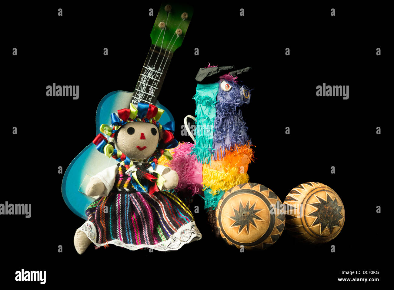 Mexikanische Puppe, Pinata, Gitarre, Hut und Maracas auf schwarzem Hintergrund isoliert Stockfoto