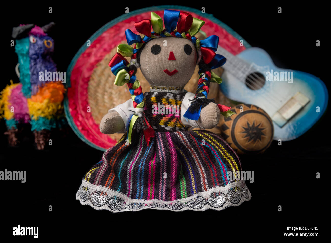 Mexikanische Puppe, Pinata, Gitarre, Hut und Maracas auf schwarzem Hintergrund isoliert Stockfoto