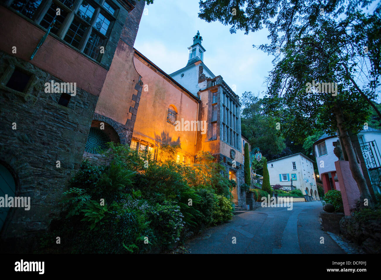 Portmeirion, das Dorf in den 1960er Jahren Spionage Drama der Gefangene Stockfoto
