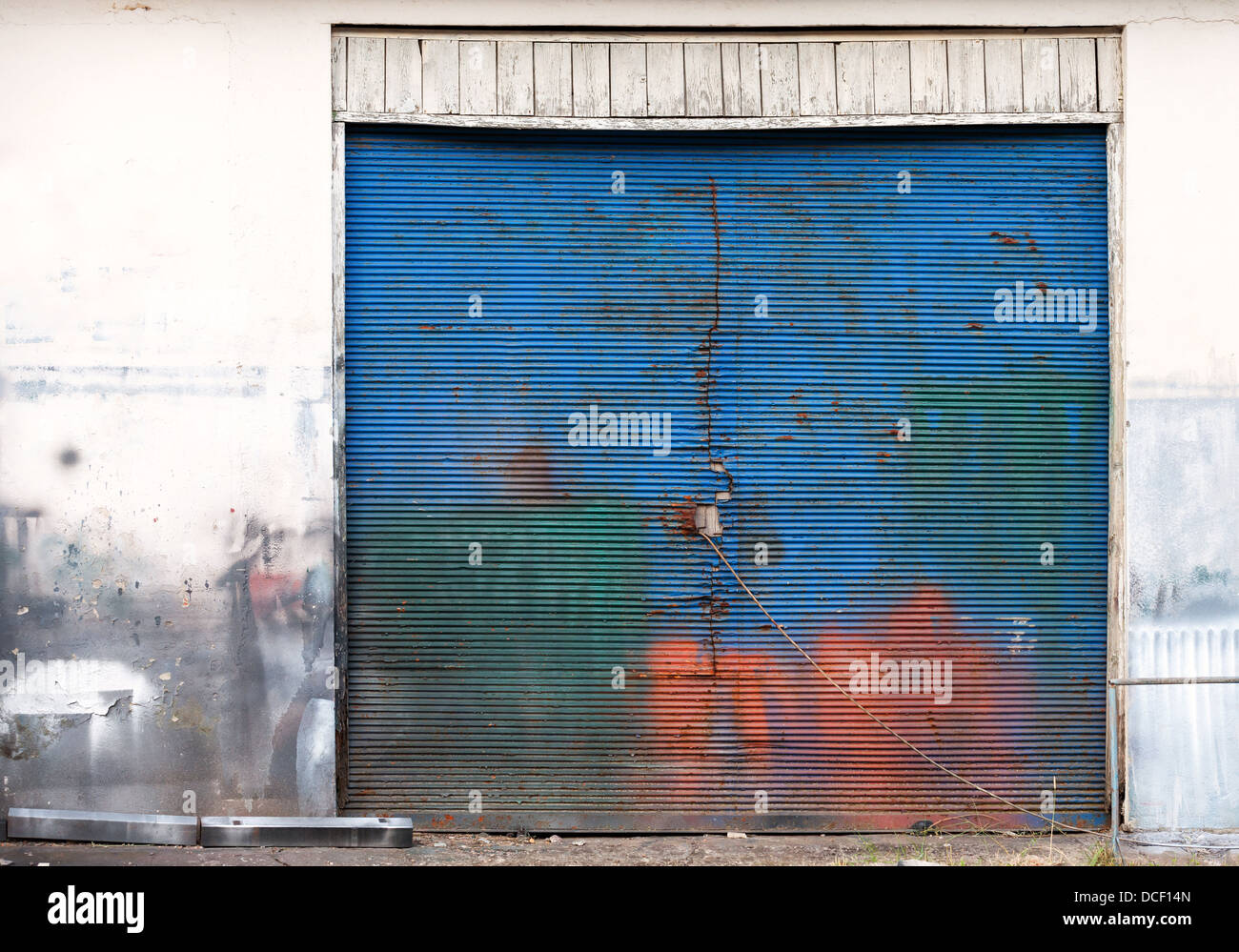 Hintergrundtextur mit Grunge blau Metall Tor auf der weißen Wand Stockfoto