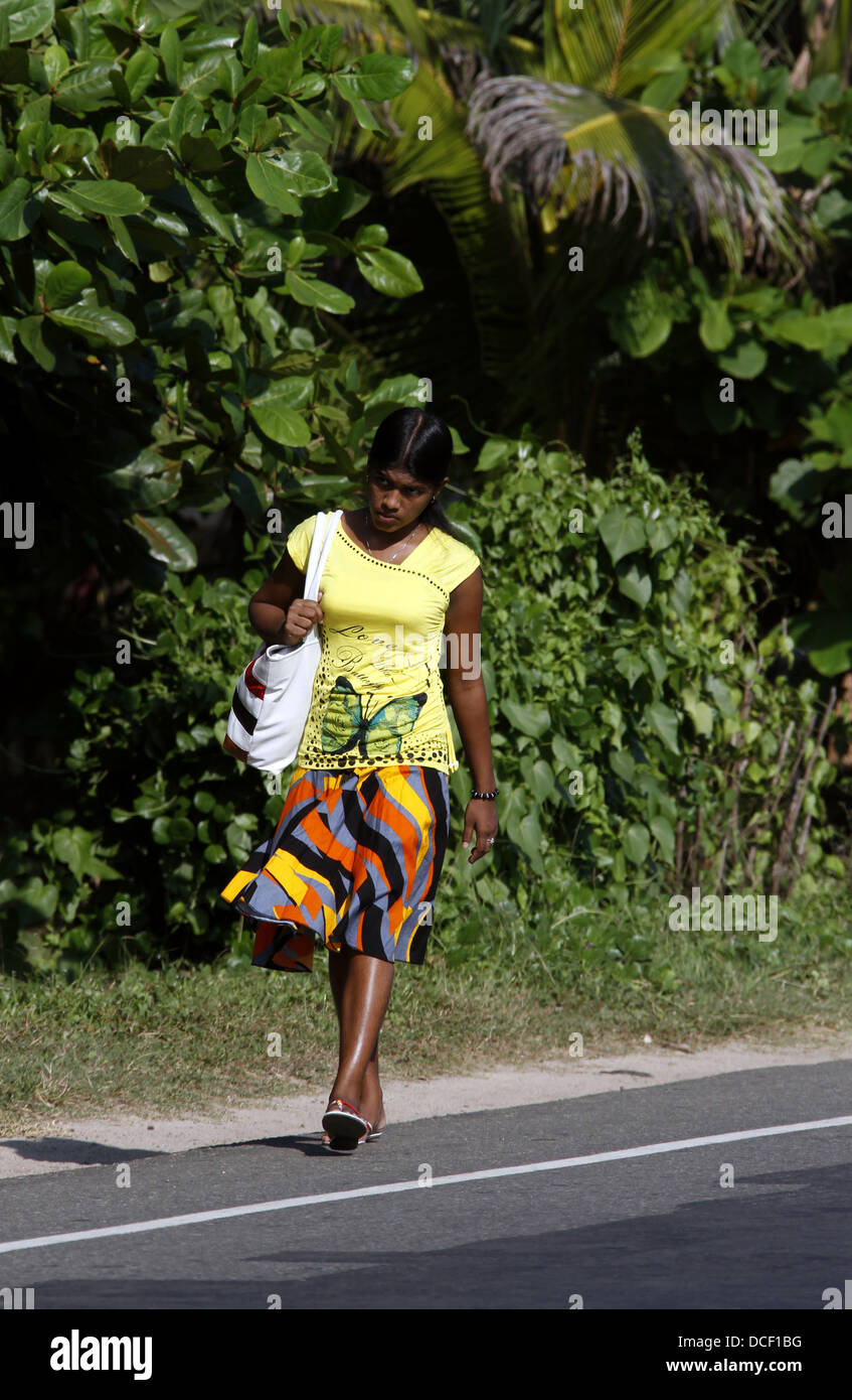 Frau IN helle Kleidung MATARÉ Autobahn SRI LANKA 15. März 2013 Stockfoto