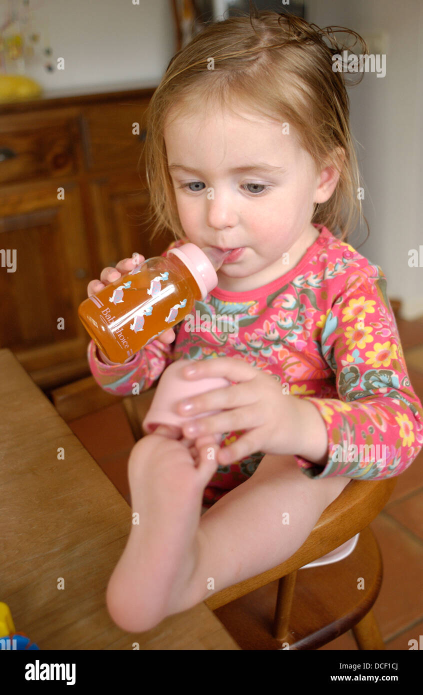 Kleines Mädchen trinken Limonade aus einer Flasche Stockfoto