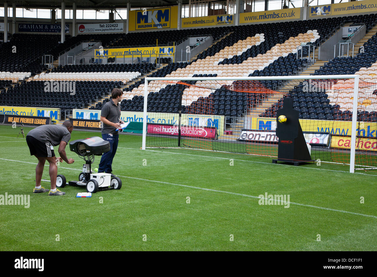 Hawk-Eye Torlinie Technologie installiert und bei Hull City Fußball kalibriert Stockfoto