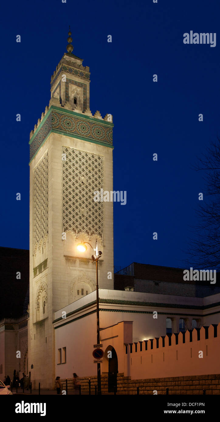 Moschee von Paris, Minarett, blaue Stunde. Stockfoto