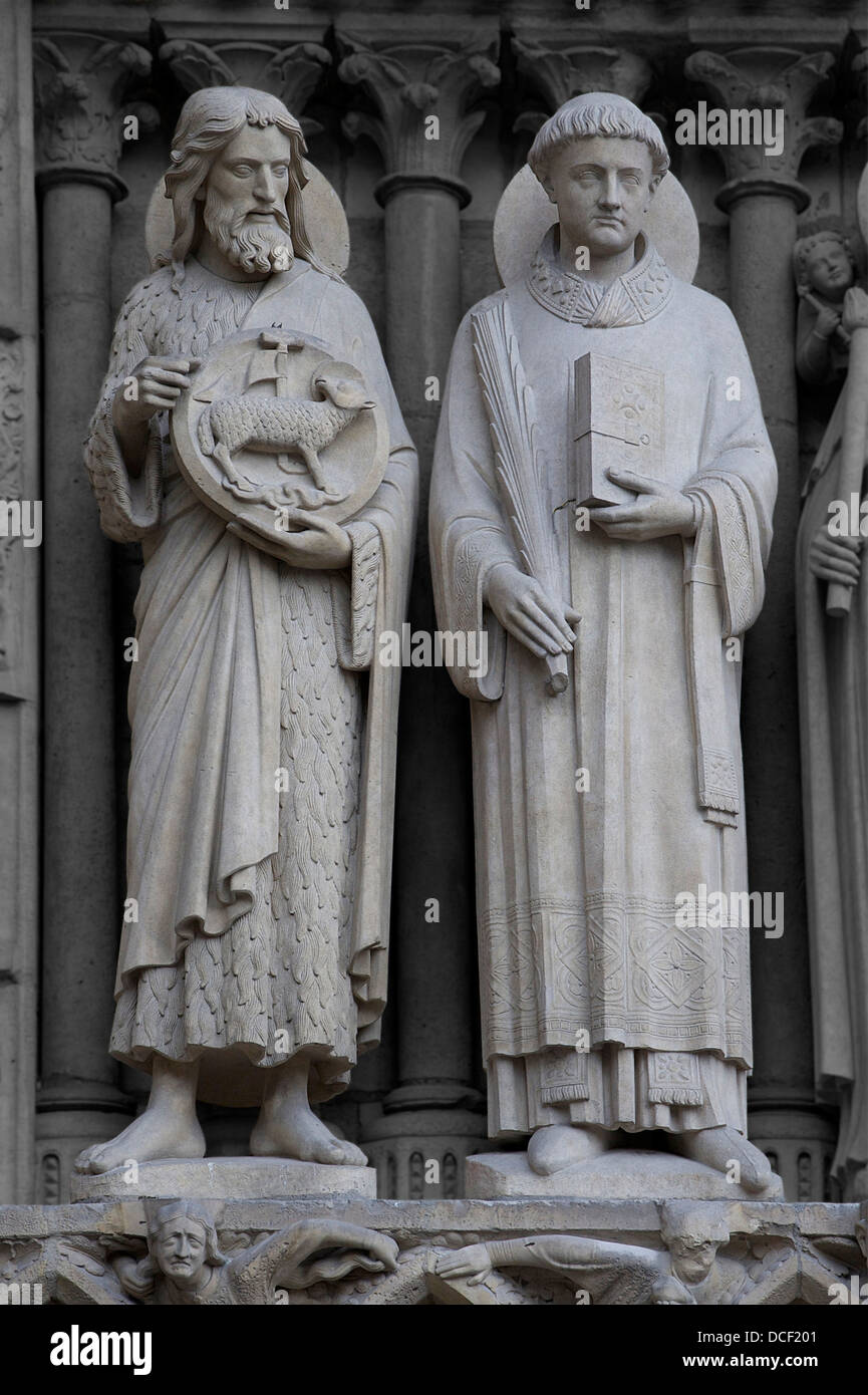 Hl. Johannes der Täufer und St. Stephan, Westfassade links Portal (Virgin Portal) von Notre-Dame de Paris, Frankreich. Thesen Stockfoto