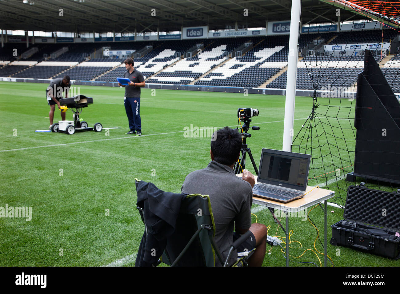 Hawk-Eye Torlinie Technologie installiert und bei Hull City Fußball kalibriert Stockfoto