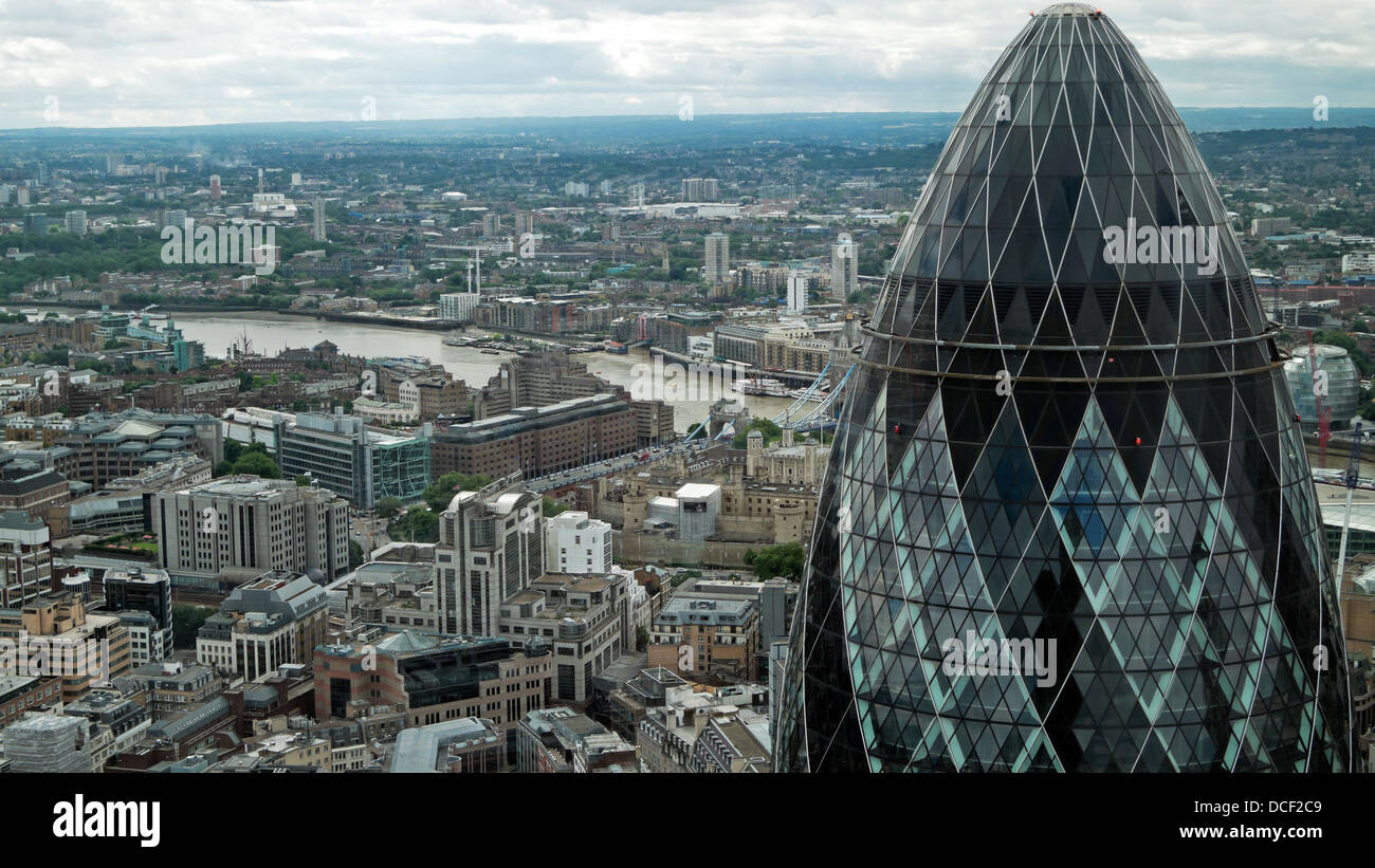 30 St Mary Axe gherkin Gebäude über die Stadt & Thames nach Süden und Osten auf einem grauen Tag aus der Heron Gebäude in London UK KATHY DEWITT Stockfoto