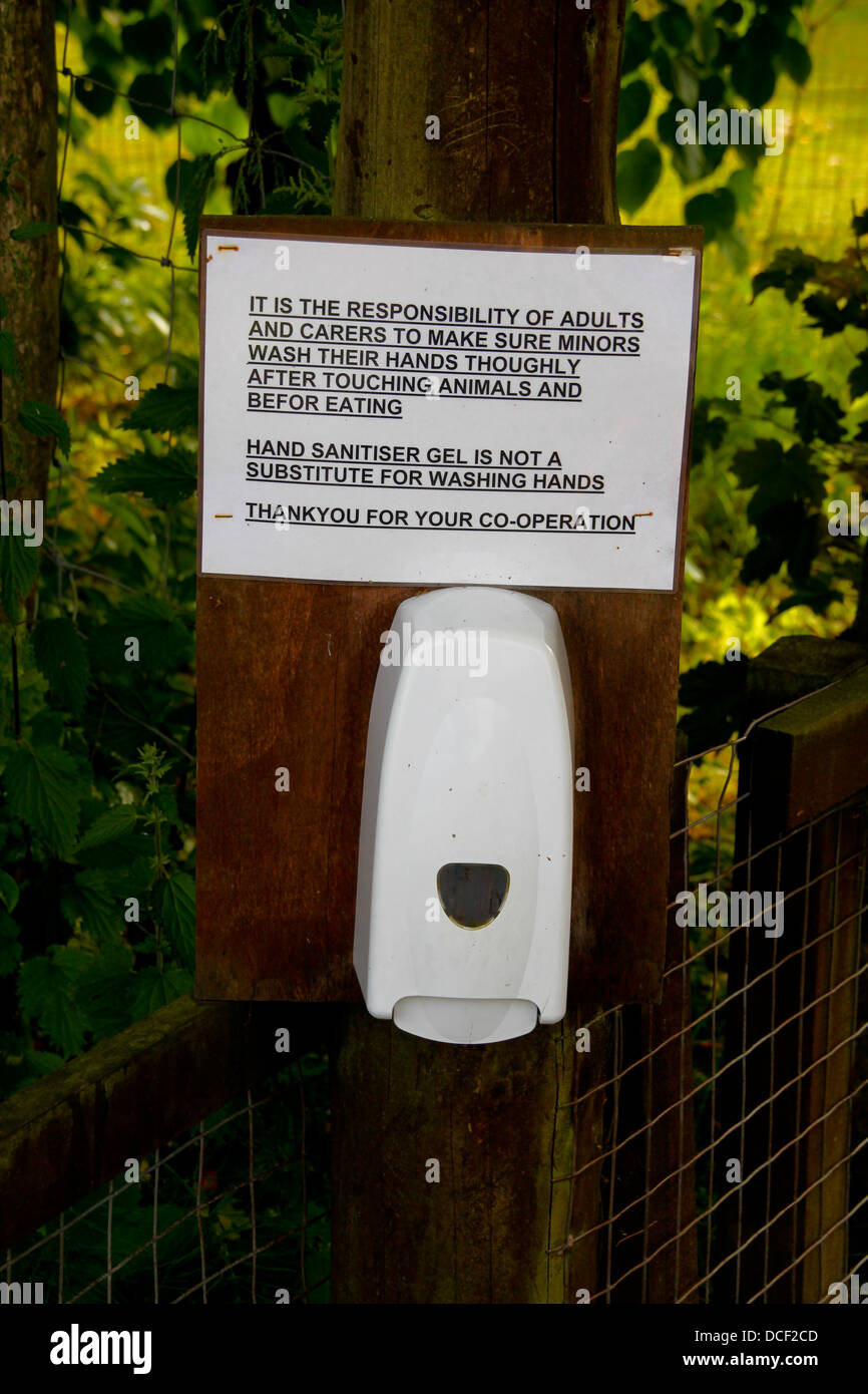 Hand-Desinfektionsmittel mit Schild am Landschaftspark Stockfoto