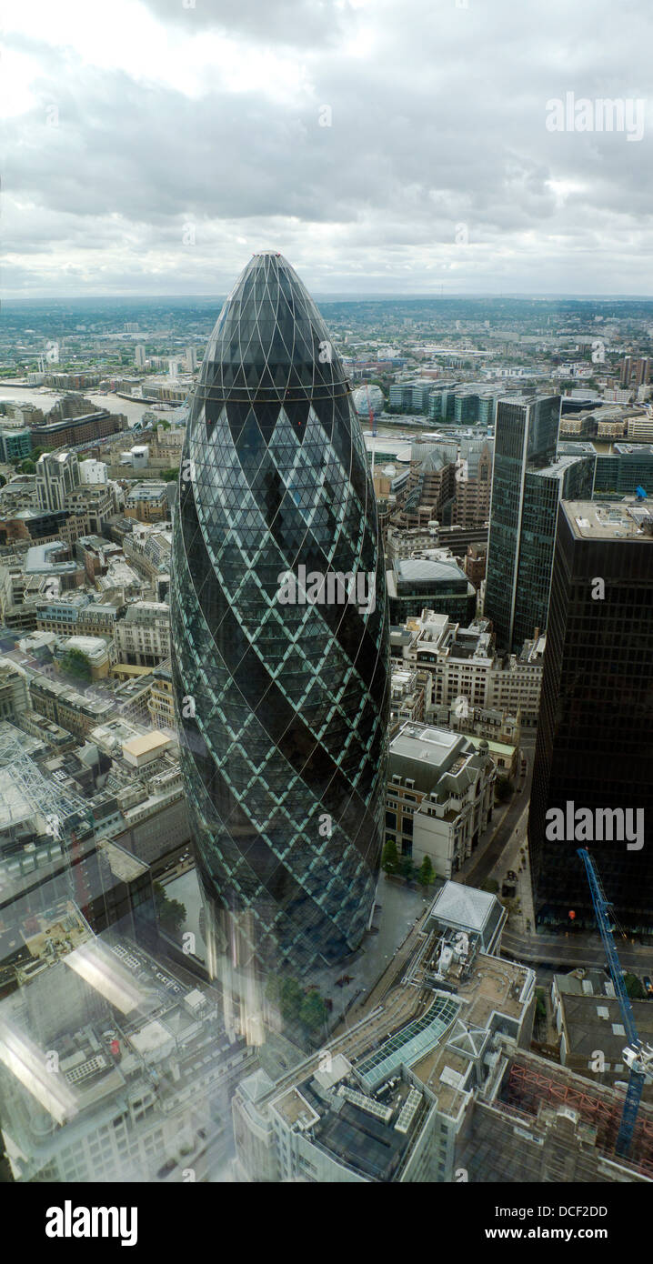 Einen tollen Blick über die City of London und 30 St Mary Axe GHERKIN Gebäude Blick nach Süden und Osten von der Reiher Gebäude London UK KATHY DEWITT Stockfoto