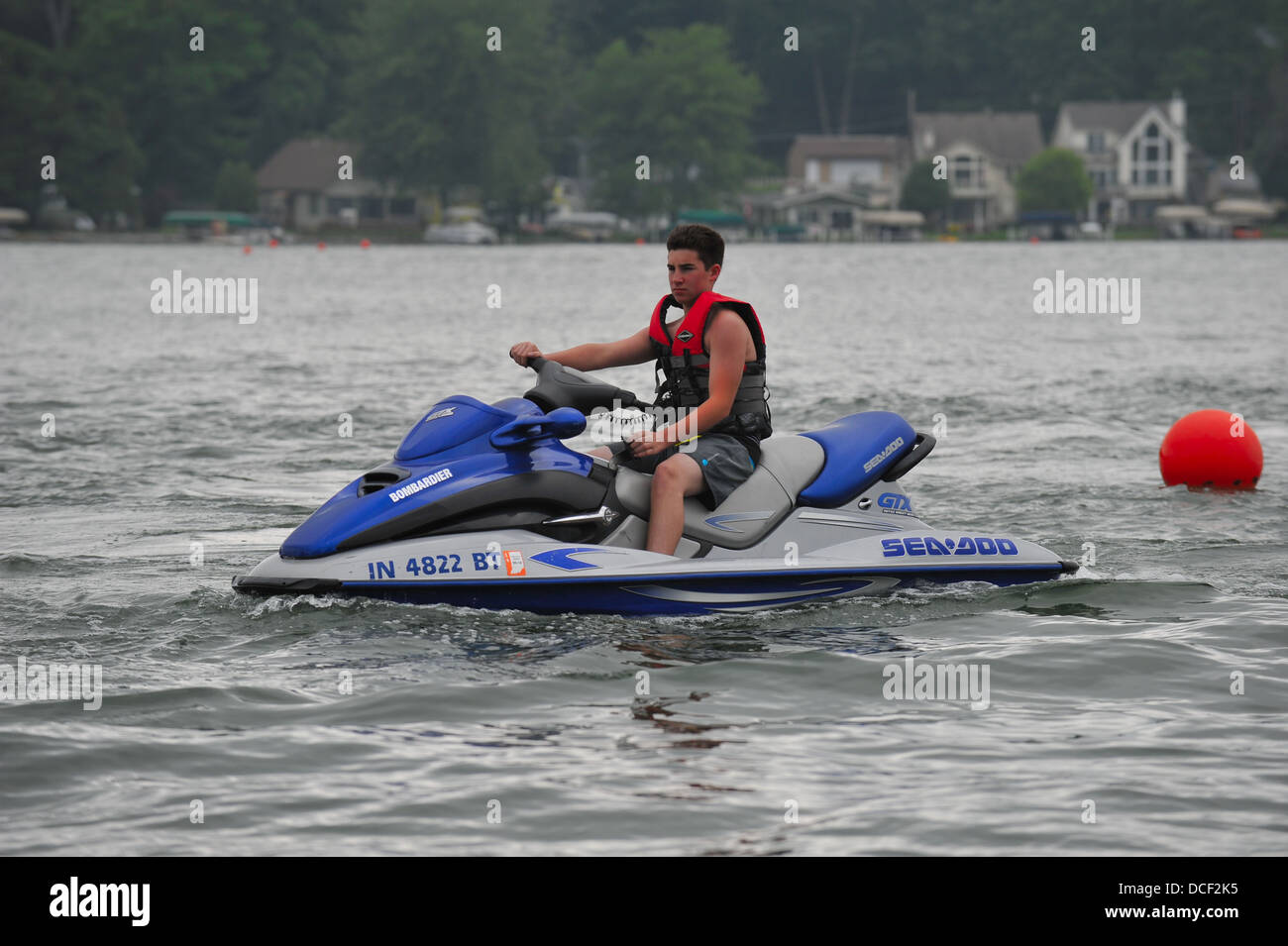 Männliche Teenager auf einem Jetski. Stockfoto