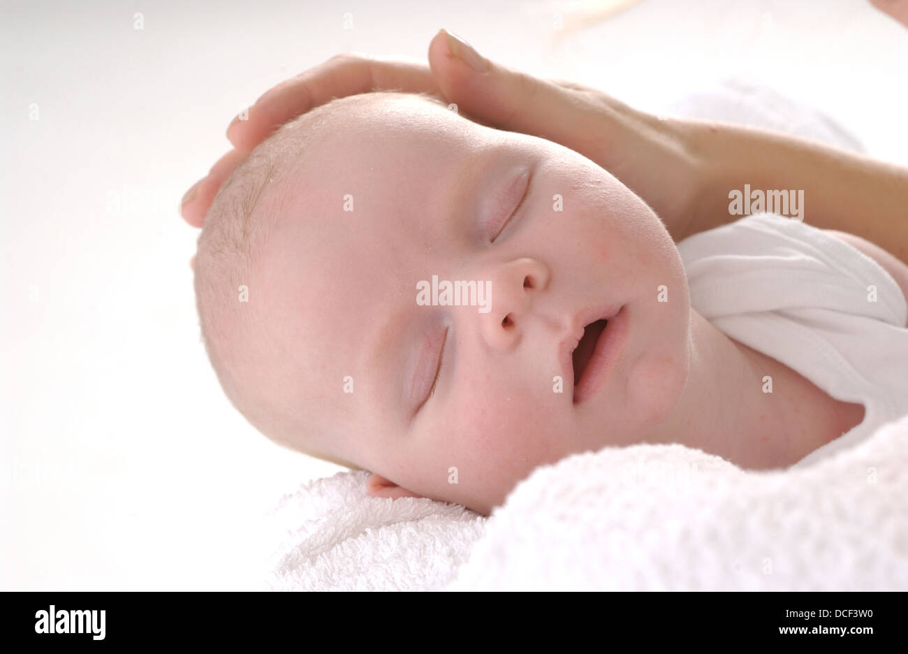 Schlafendes Neugeborenes Babymädchen Stockfoto