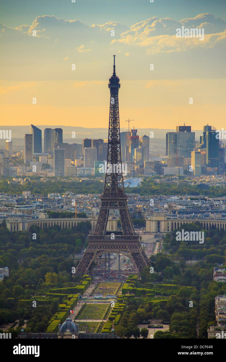 Eiffelturm bei Sonnenuntergang gesehen vom Tour Montparnasse, Paris, Frankreich Stockfoto