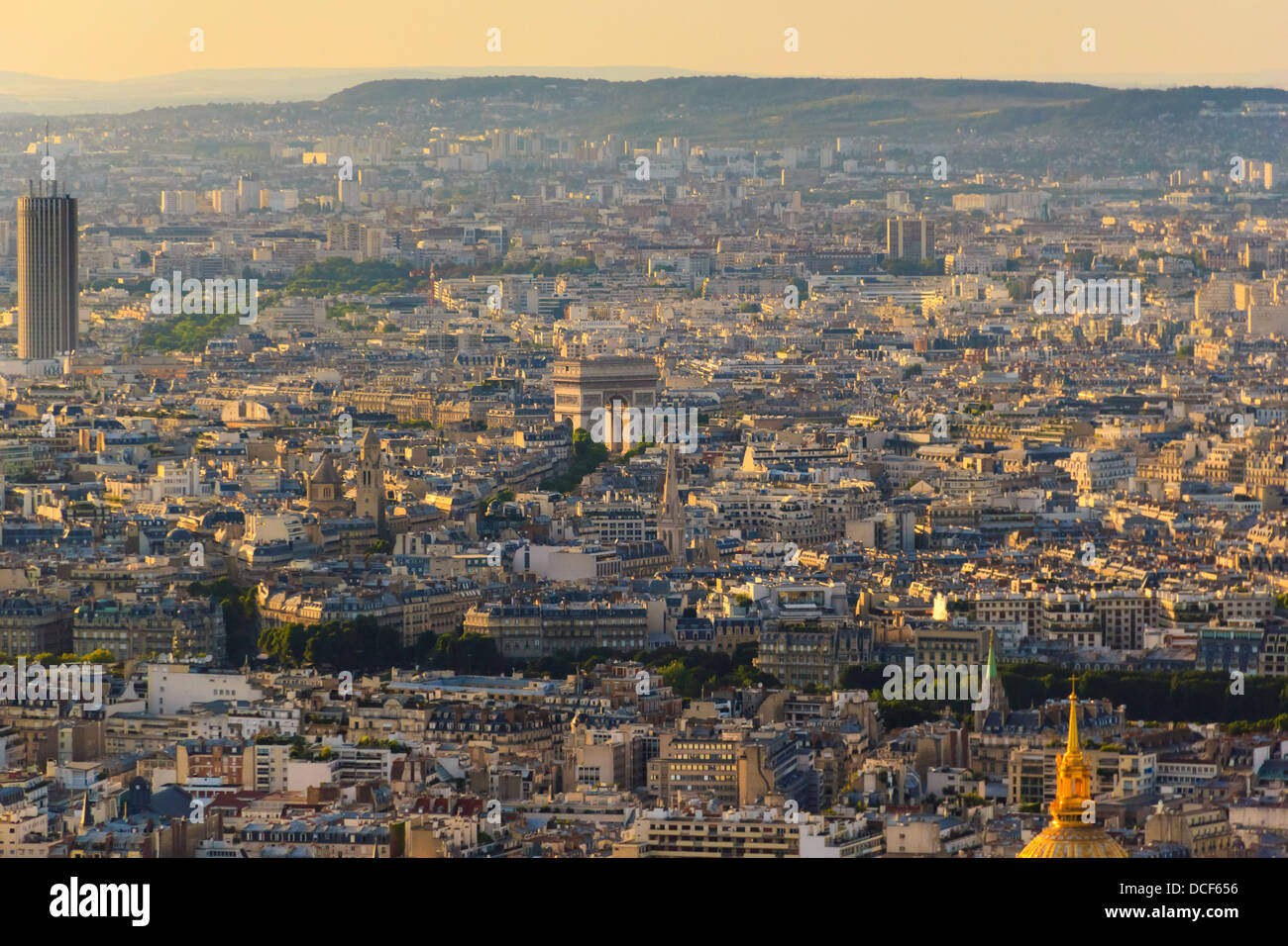 Paris-Skyline bei Sonnenuntergang gesehen vom Tour Montparnasse, Paris, Frankreich Stockfoto