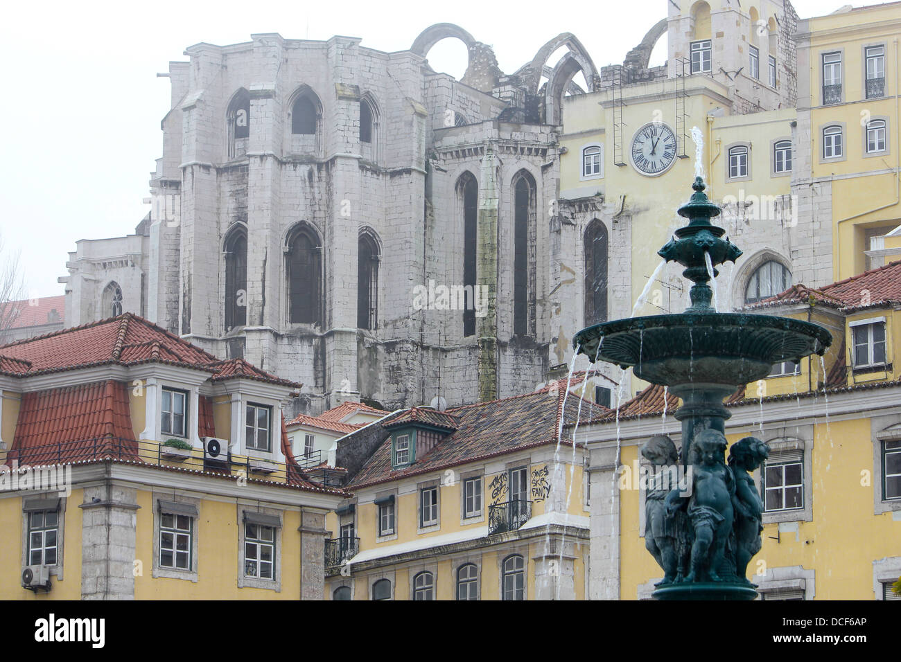 Brunnen auf dem Platz Rossio, Lissabon, mit den Ruinen des Carmo Klosters im Hintergrund. Stockfoto