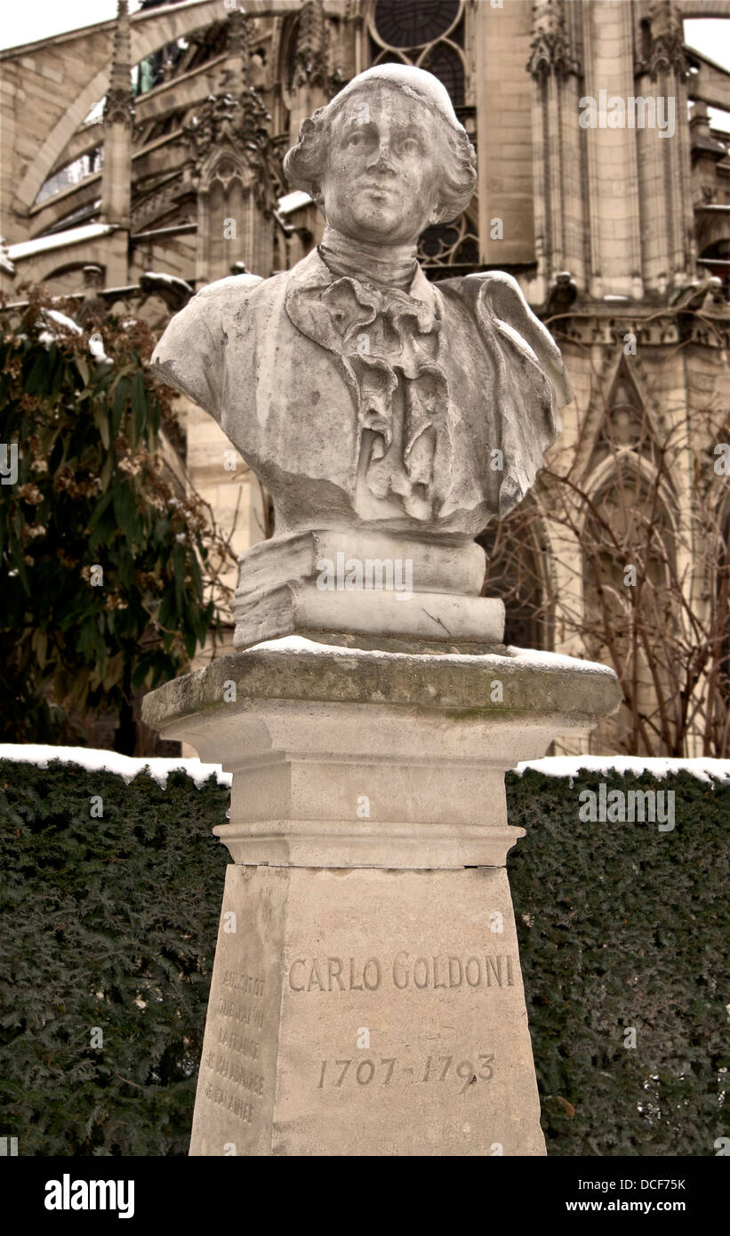 Carlo Goldoni (1707-1793), Büste unter Schnee in Paris. Die Inschrift auf dem Sockel besagt: Aussitôt Que j ' ai Vu la Stockfoto