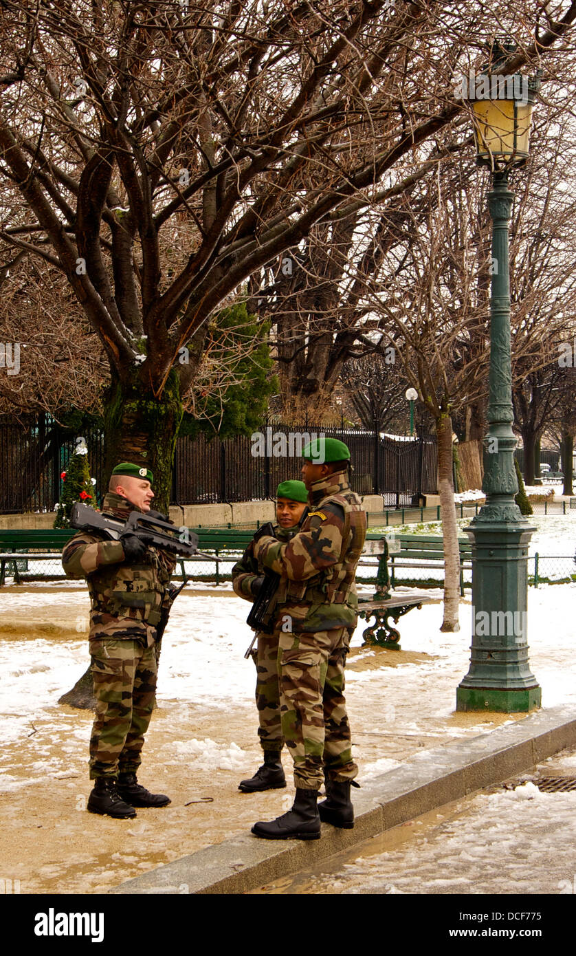 'Betrieb Vigipirate'. Patrouille der Fallschirmjäger der Fremdenlegion, um Notre-Dame de Paris Stockfoto