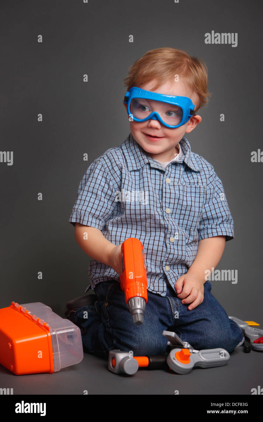 Jungen spielen mit Spiel-Tools Stockfoto