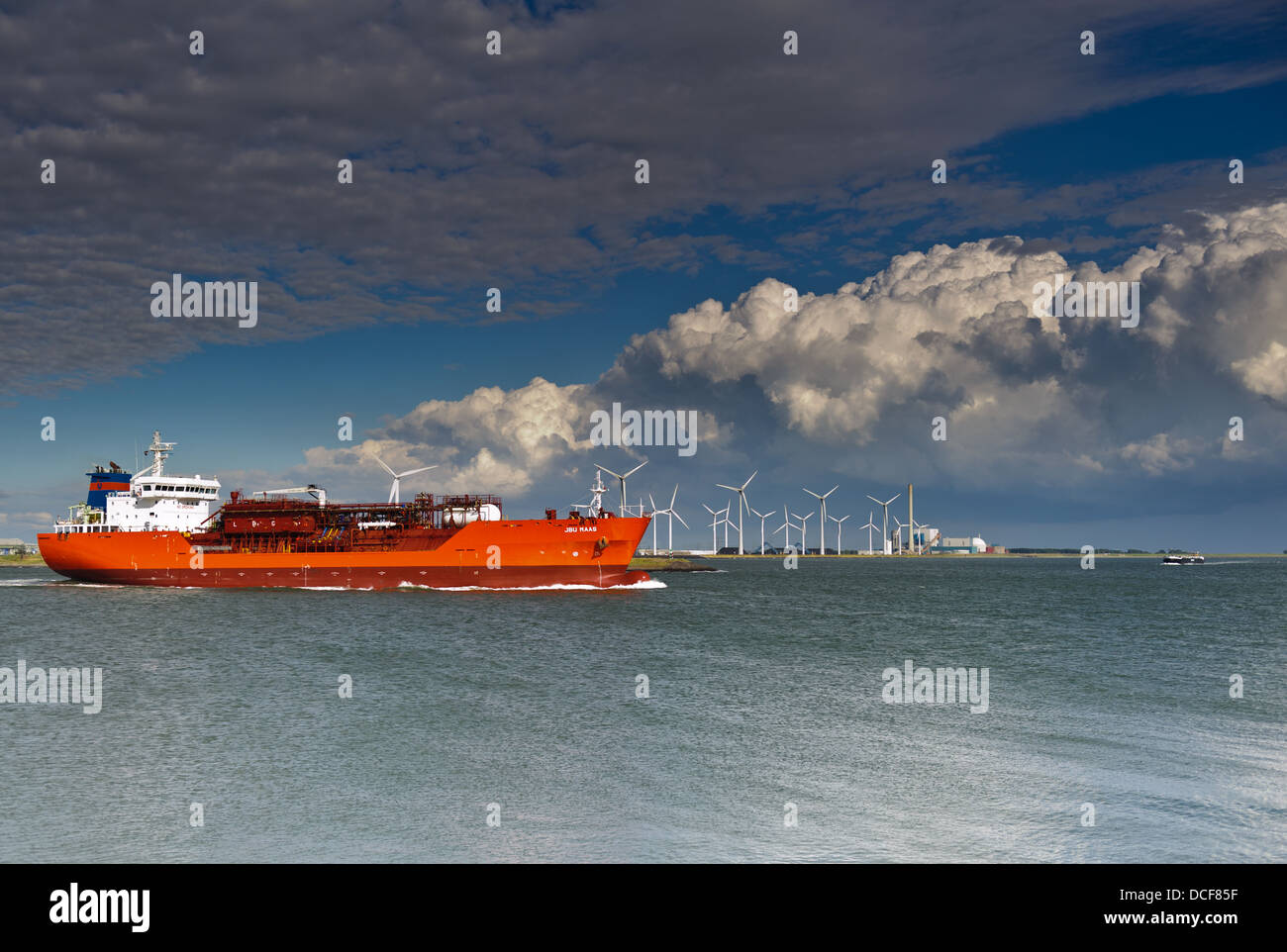 LPG Gas Träger verlässt den Hafen von Vlissingen. Kernkraftwerk Borssele auf Hintergrund. Zeeland Niederlande. Stockfoto