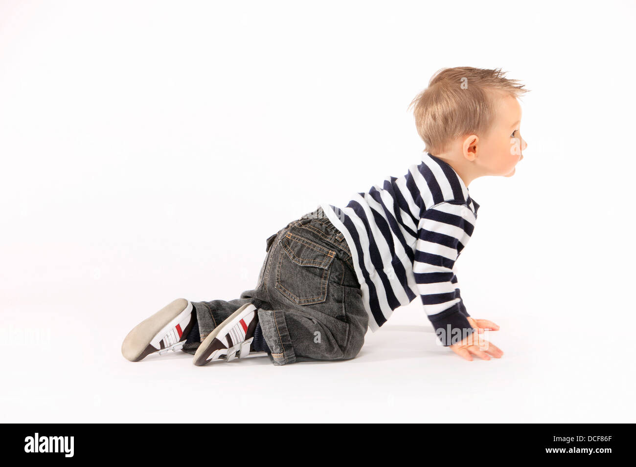 Kleiner Junge kriechen Stockfoto