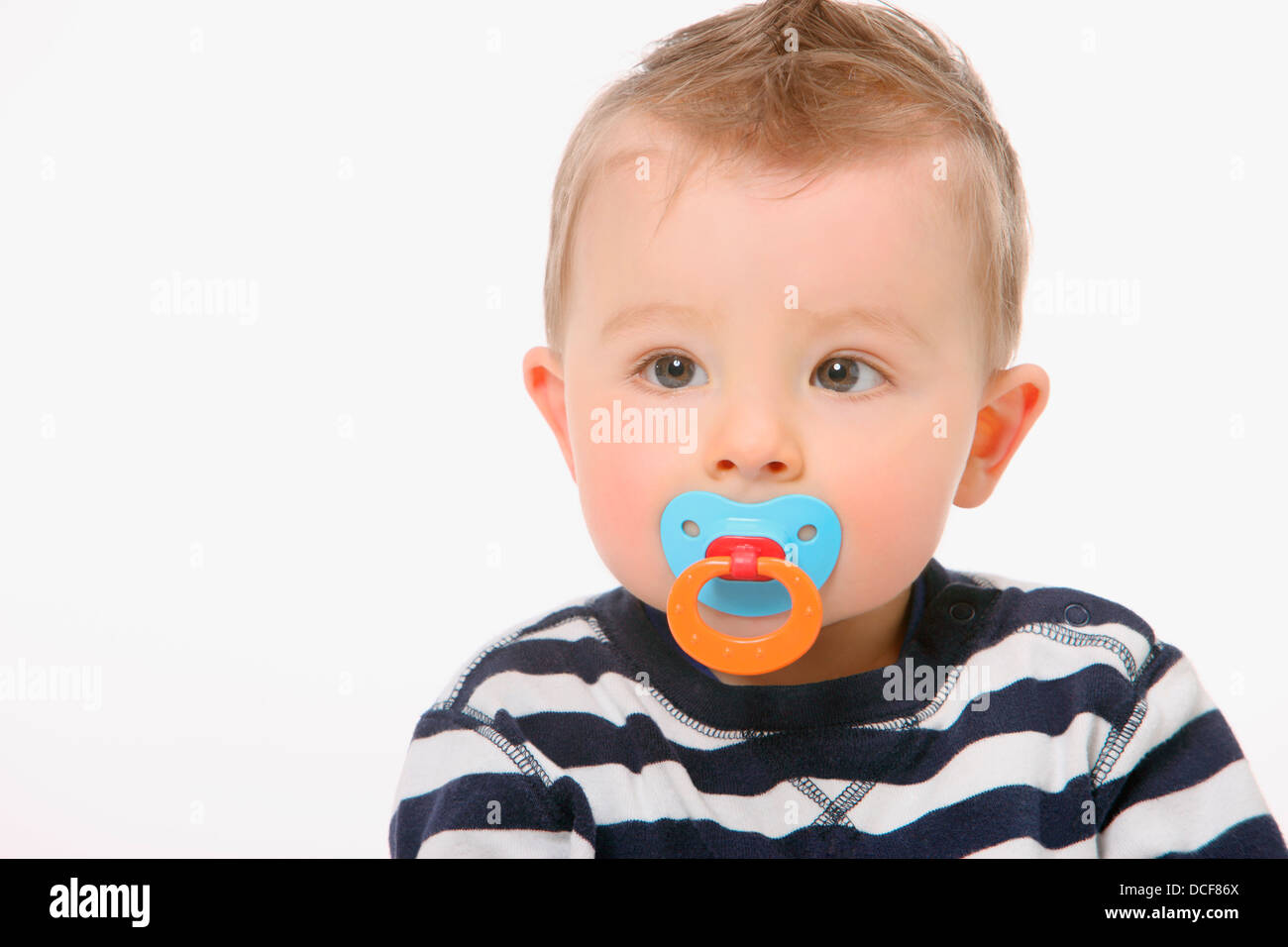 Kleiner Junge mit Schnuller Stockfoto