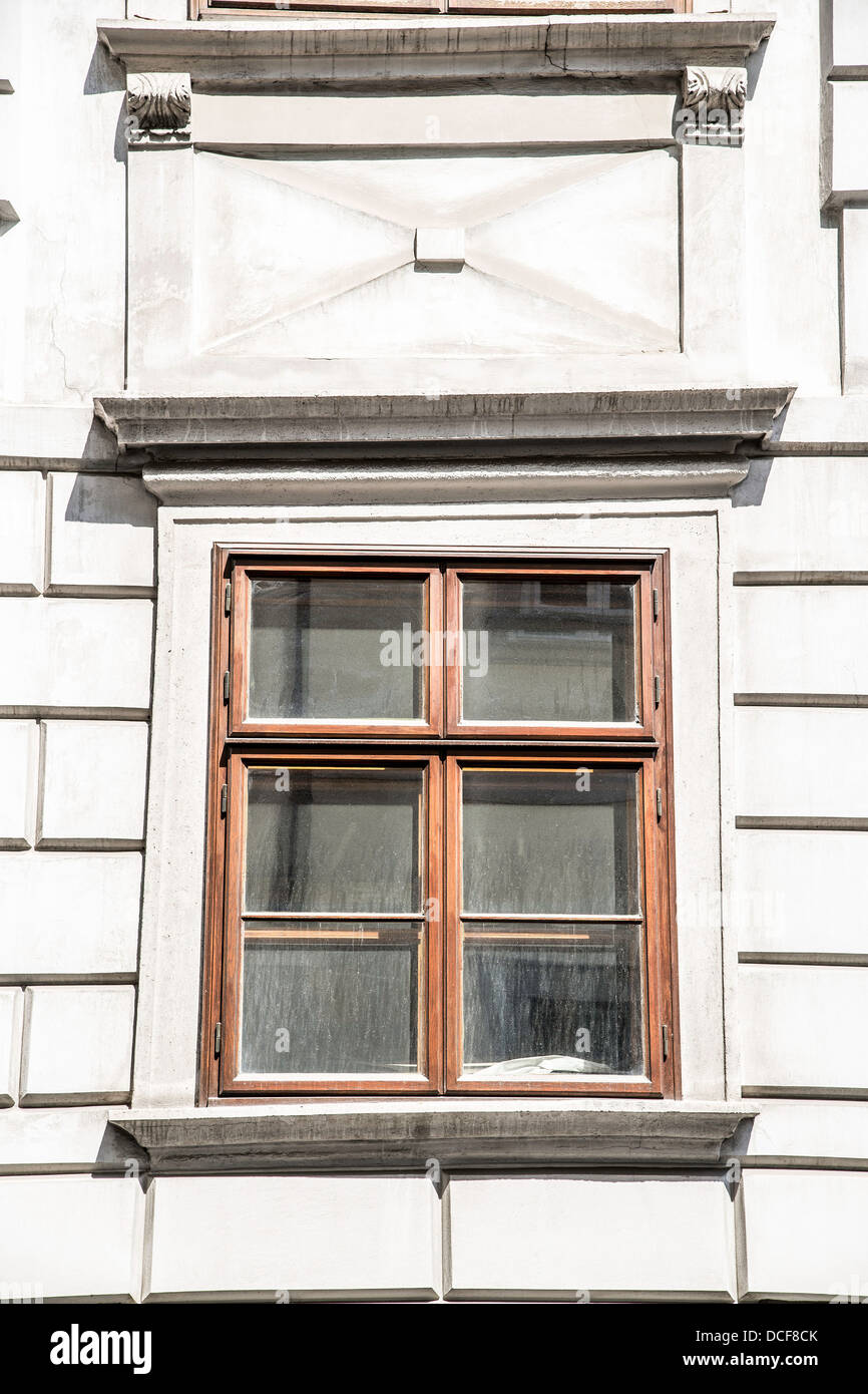 Bild eines Fensters auf ein altes Gebäude in Wien, Österreich Stockfoto