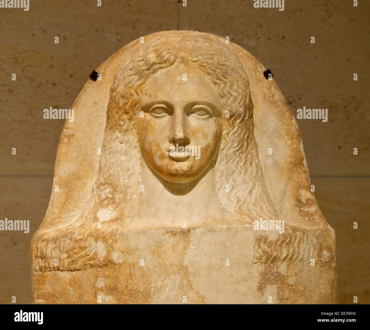 Cover von einem phönizischen Menschenaffen Sarkophag einer Frau (Detail). Kopf einer jungen Frau Stockfoto