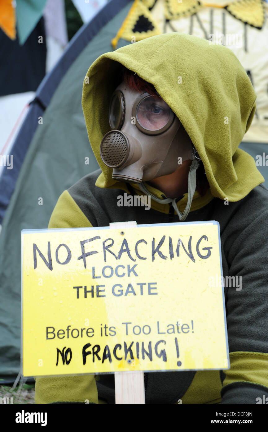 Balcombe Sussex UK 16. August 2013 - Frau mit Gasmaske, wie sie Anti-Fracking Demonstranten schließt sich versammeln sich am Standort Cuadrilla in West Sussex Dorf der Balcombe wo die Firma Explorationsbohrungen durchführen. Tausende von Demonstranten werden voraussichtlich den Protest über das bevorstehende Wochenende Foto von Simon Dack Credit beitreten: Simon Dack/Alamy Live News Stockfoto