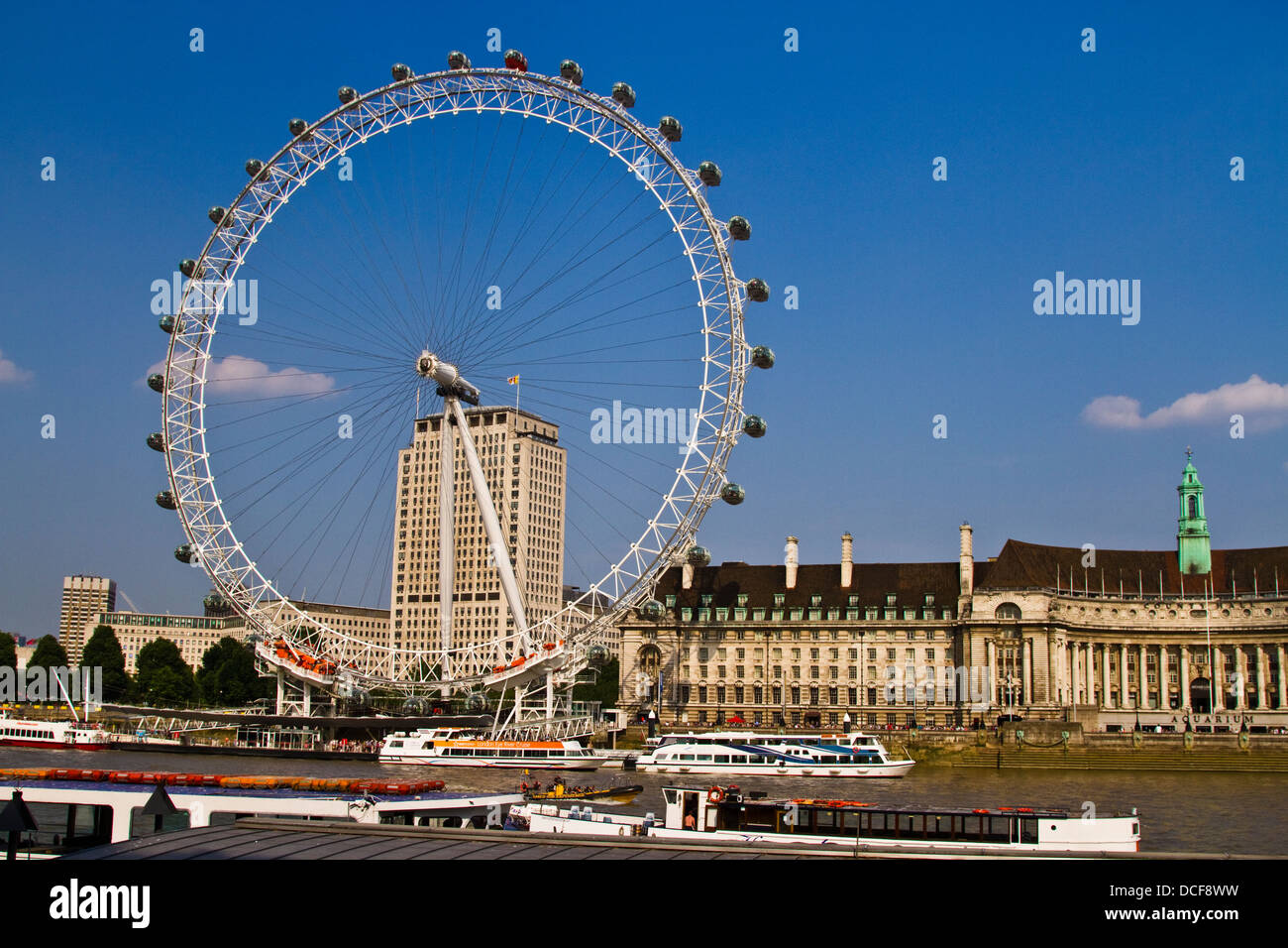 London Eye erhebt sich über der Southbank neben der Themse, London Stockfoto