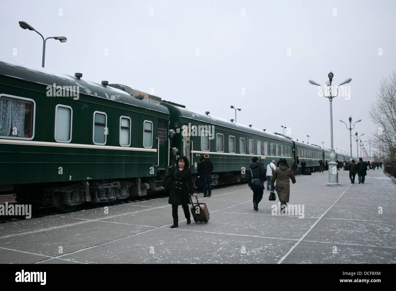 Passagiere auf der Plattform für Ulaan Baatar nach Peking Zug in Ulaan Baatar-Station, Mongolei. Stockfoto