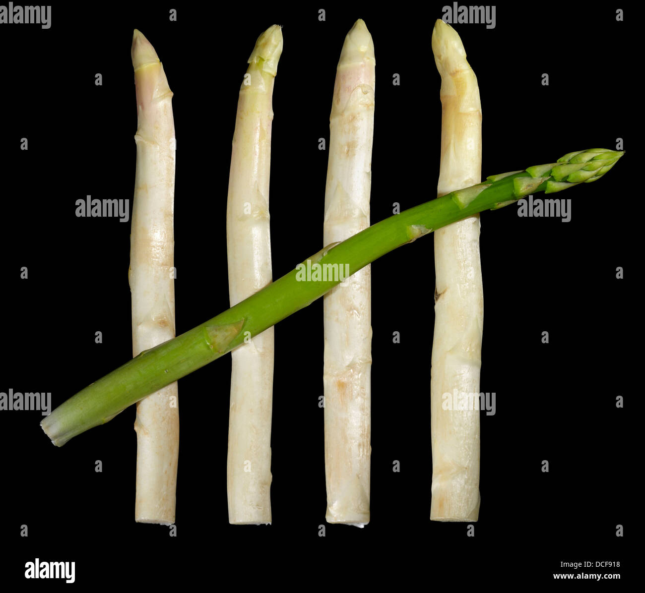 weißen und grünen Spargel Gemüse in Schwarz zurück Stockfoto